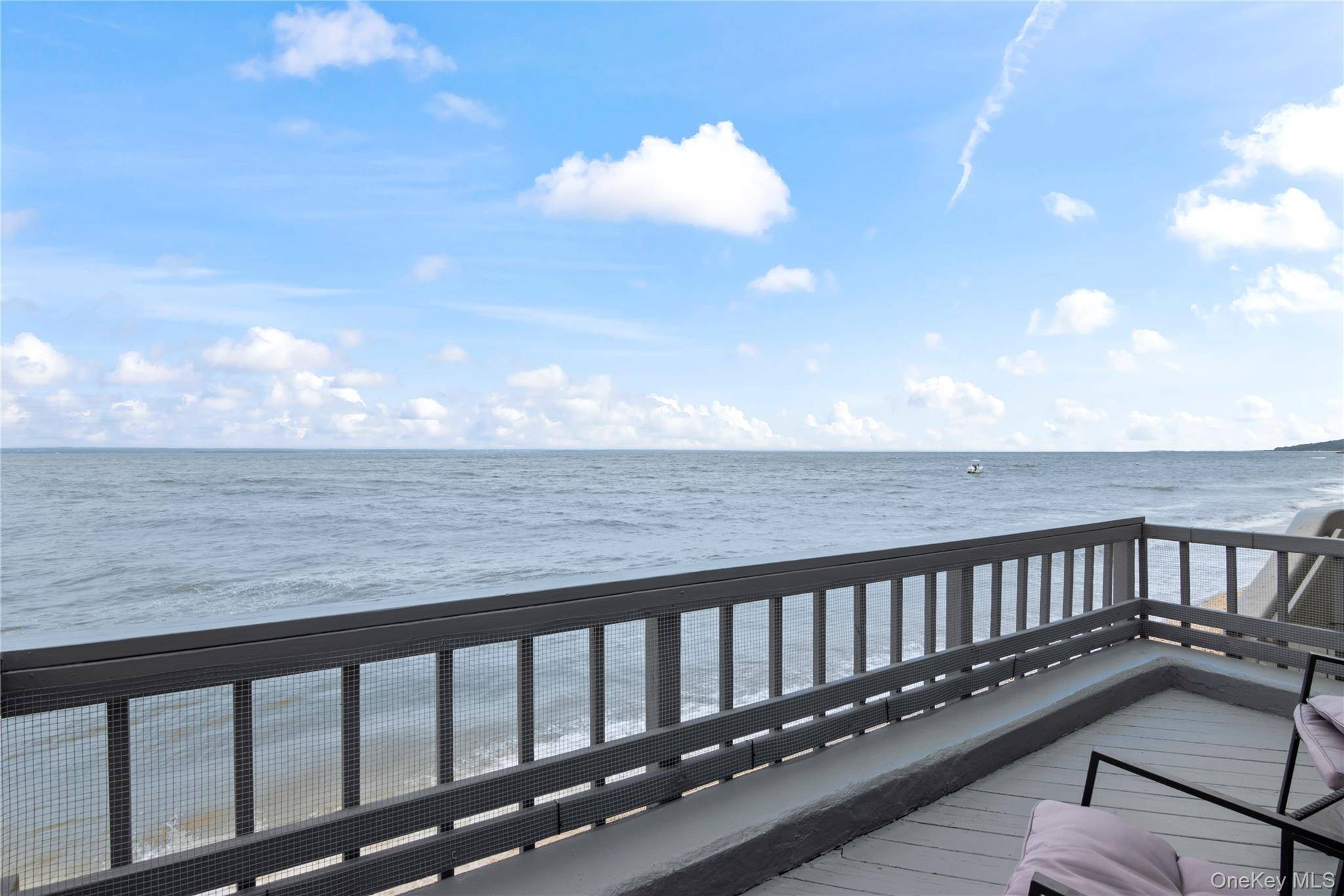 19 Pine LN, Bayville, NY 11709