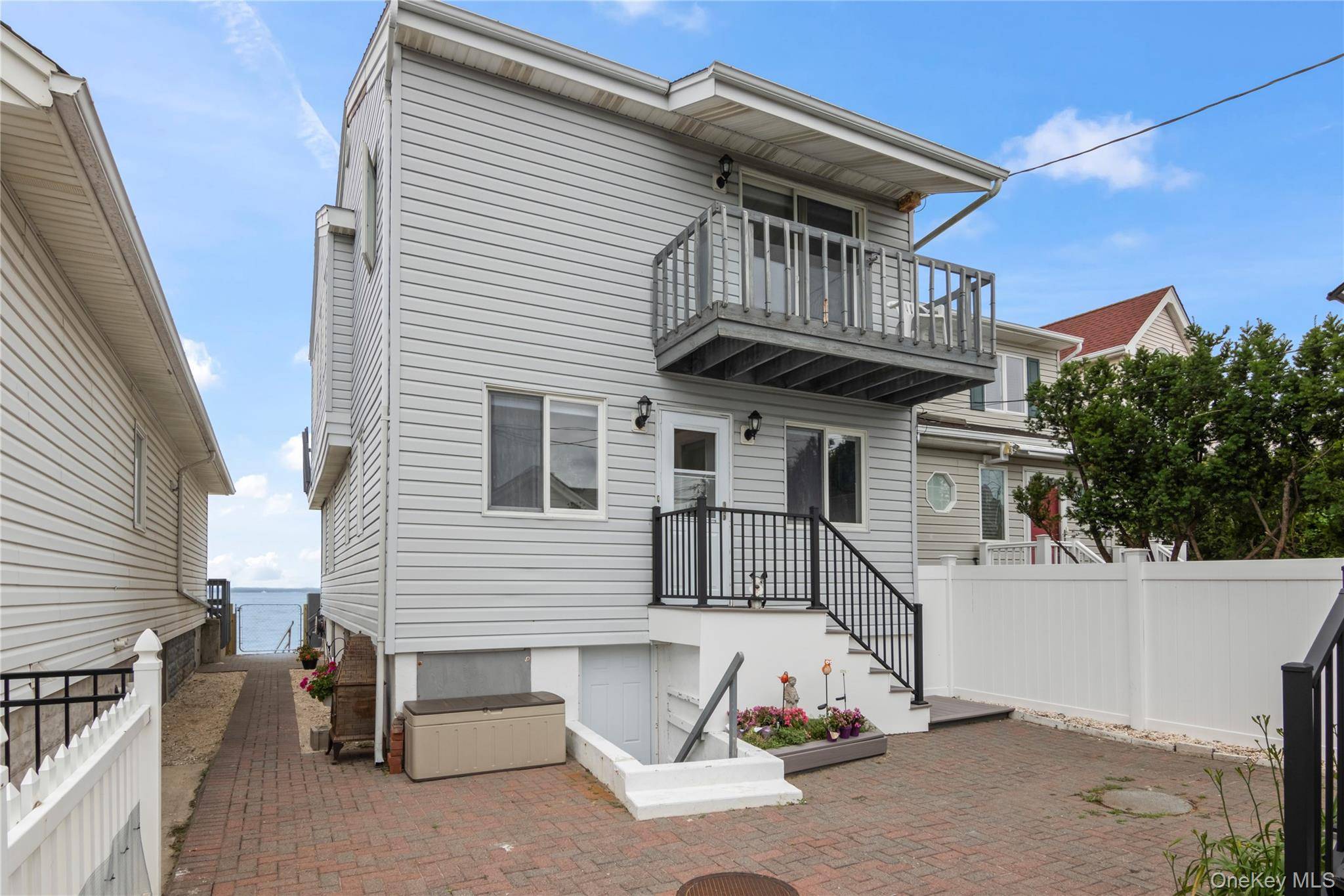 19 Pine LN, Bayville, NY 11709