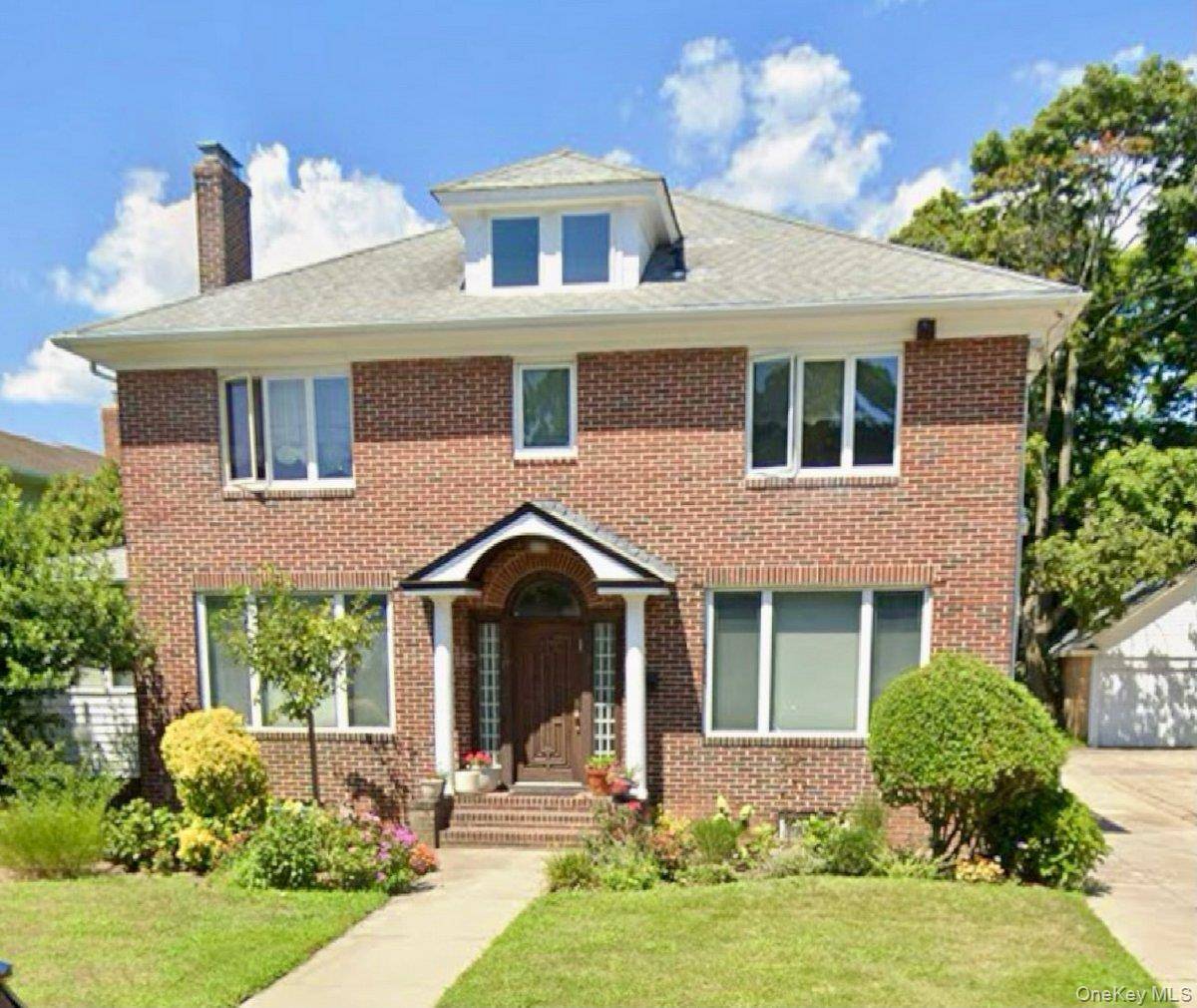 128 Hards LN, Lawrence, NY 11559