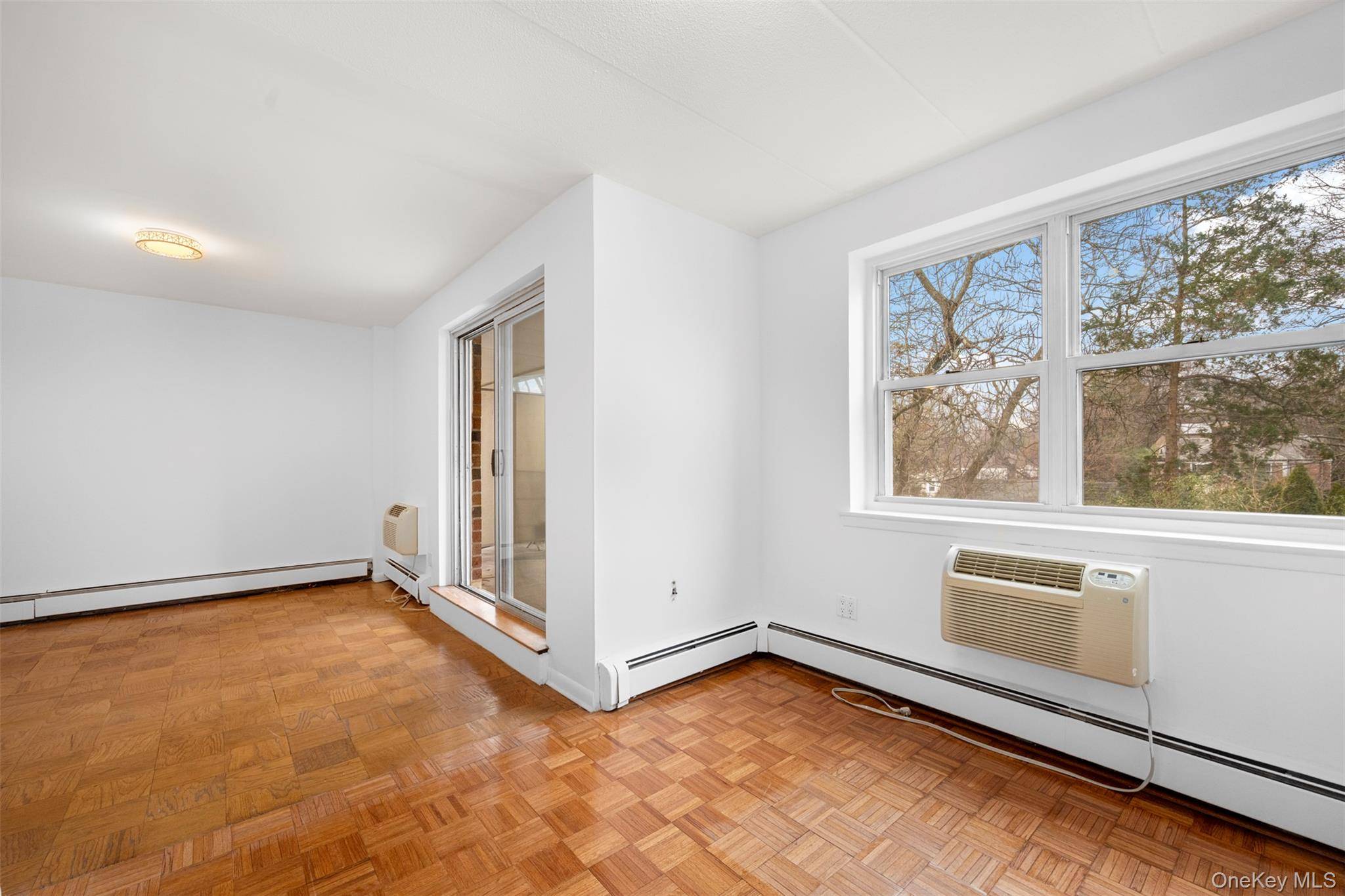 10 Ipswich AVE #4M, Great Neck, NY 11021