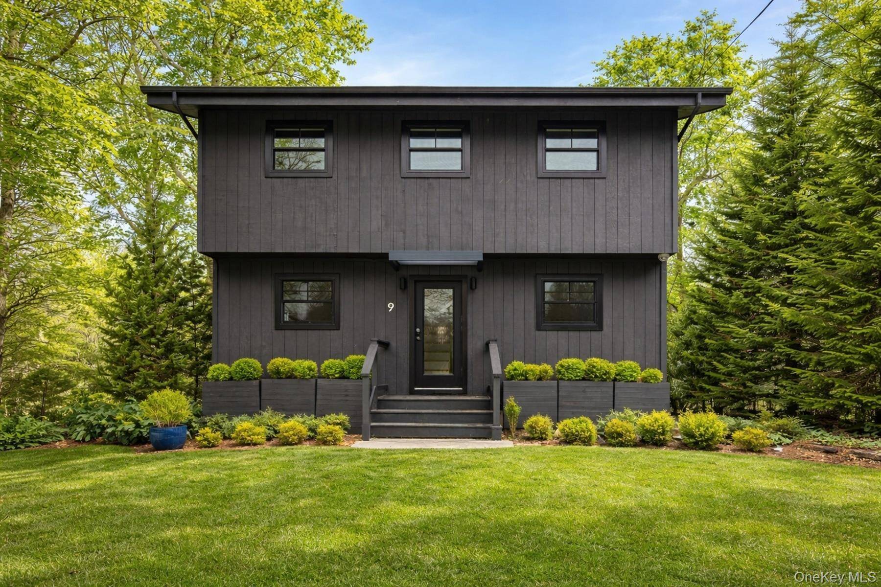 9 Helens LN, Southampton, NY 11968