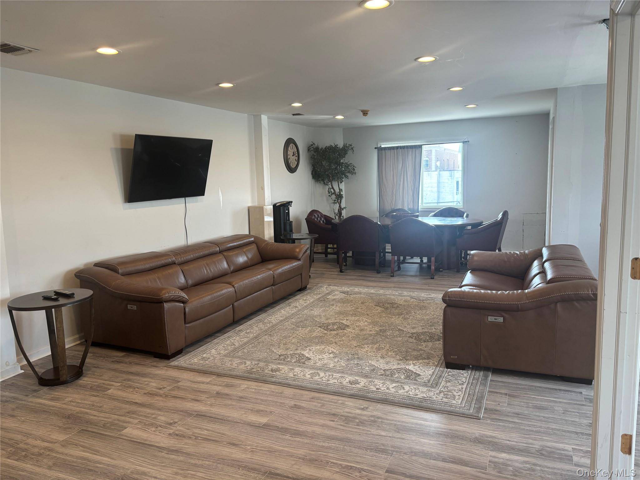 521 Oak ST, Copiague, NY 11726