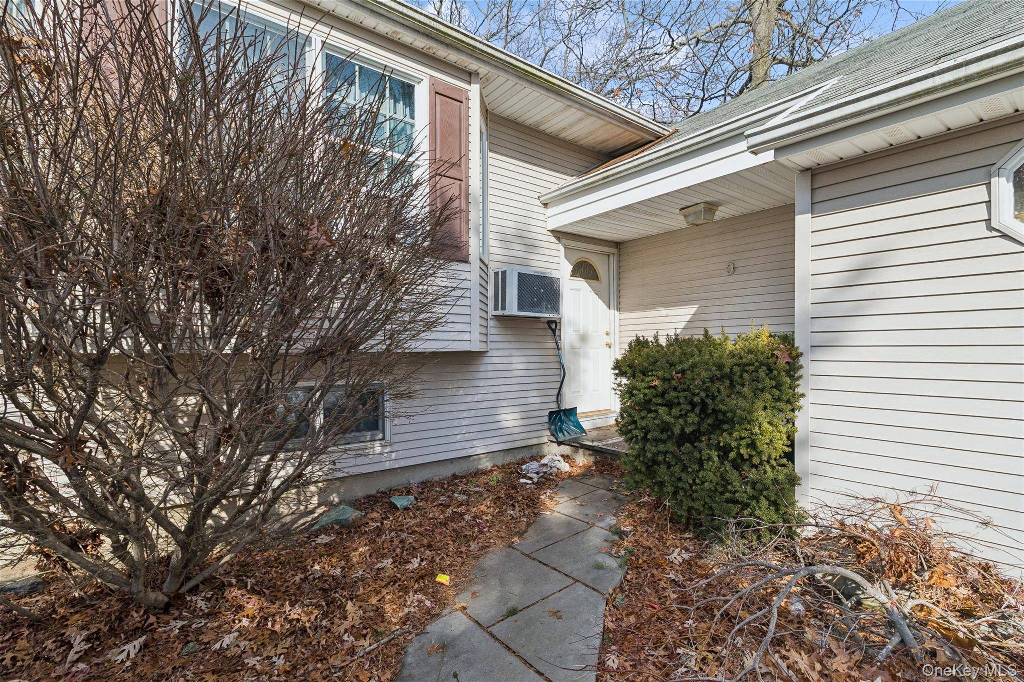 3 Allegheny DR, Farmingville, NY 11738