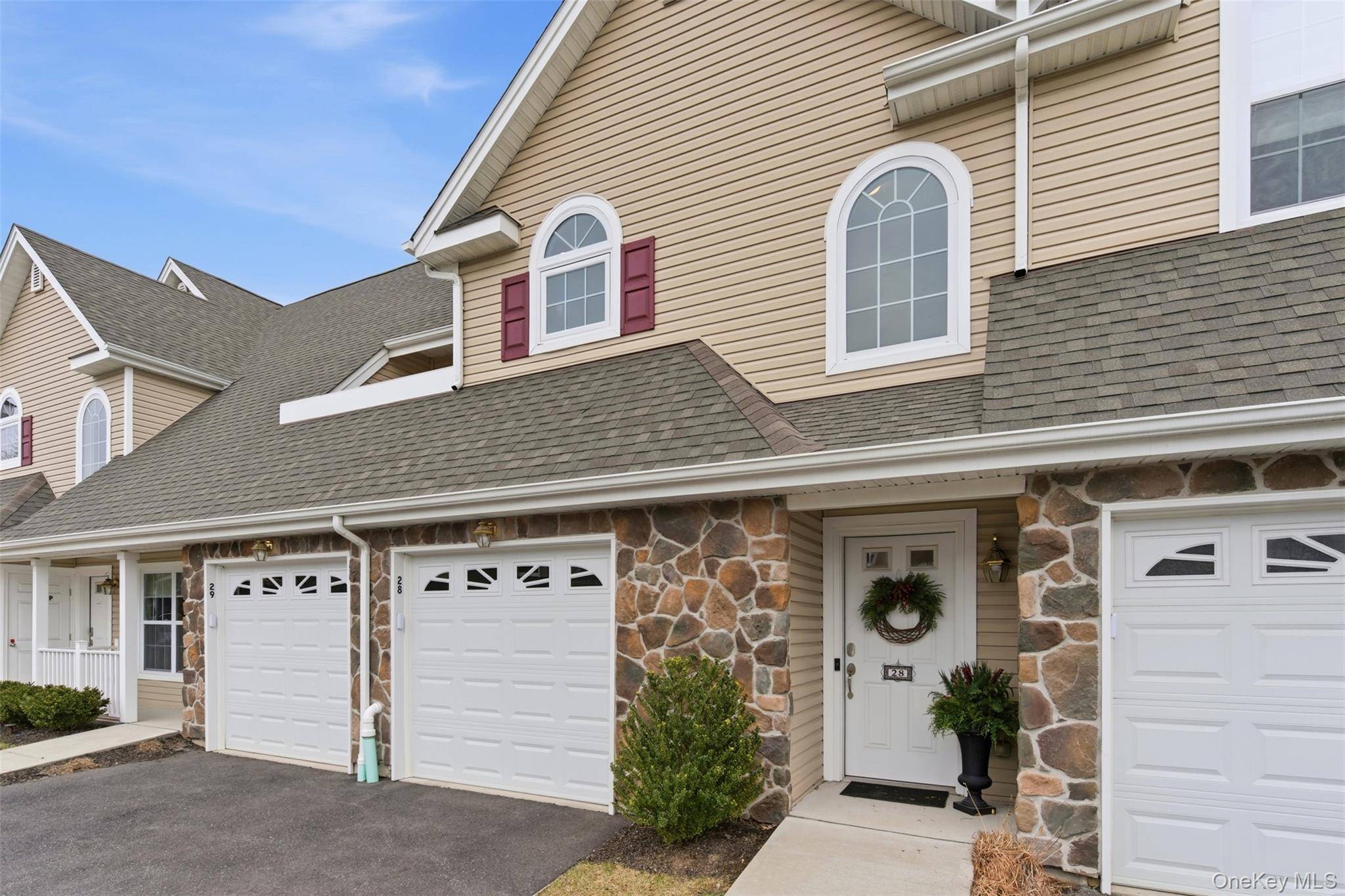 28 Steven CIR, Dix Hills, NY 11746