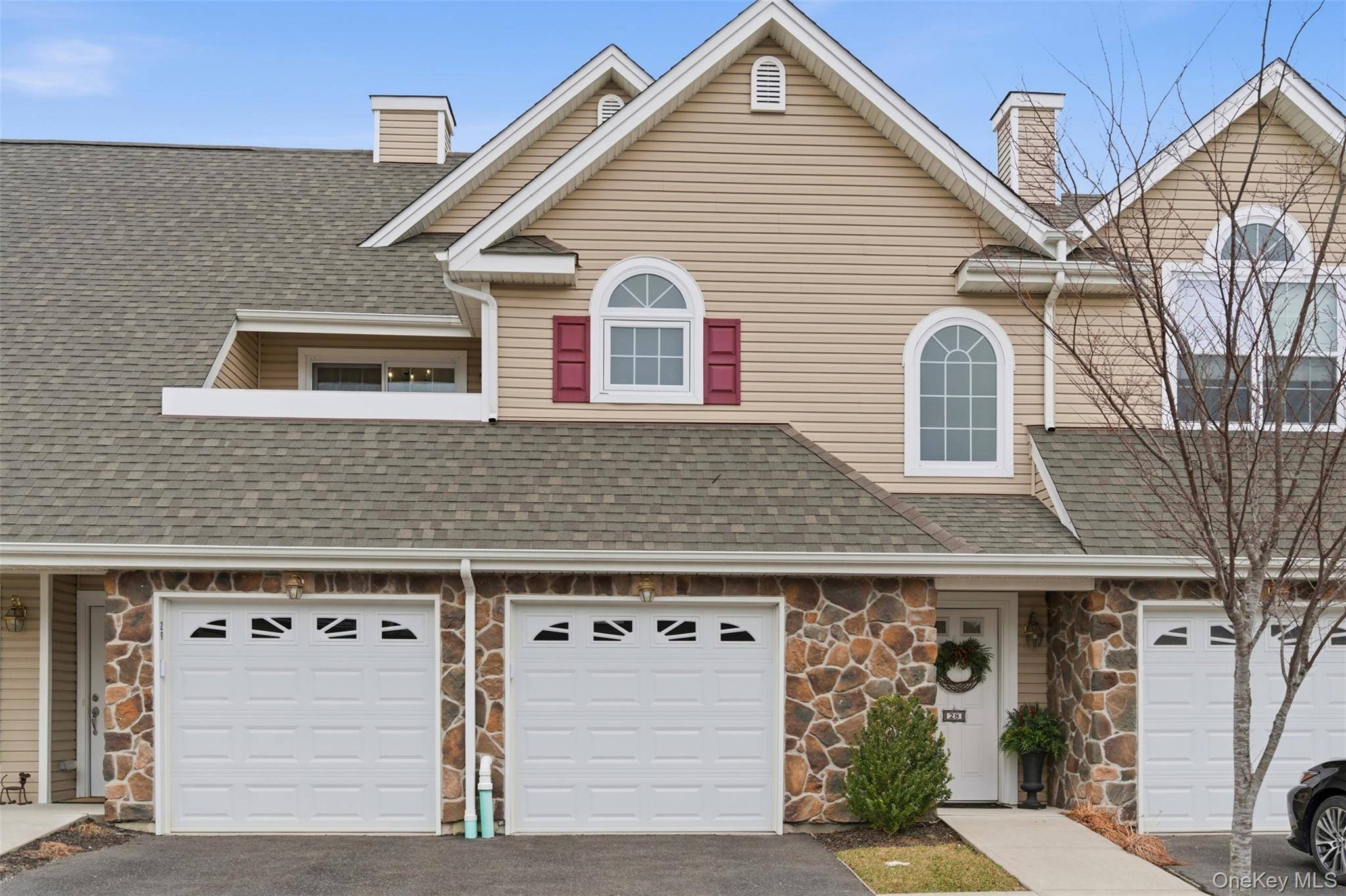 28 Steven CIR, Dix Hills, NY 11746