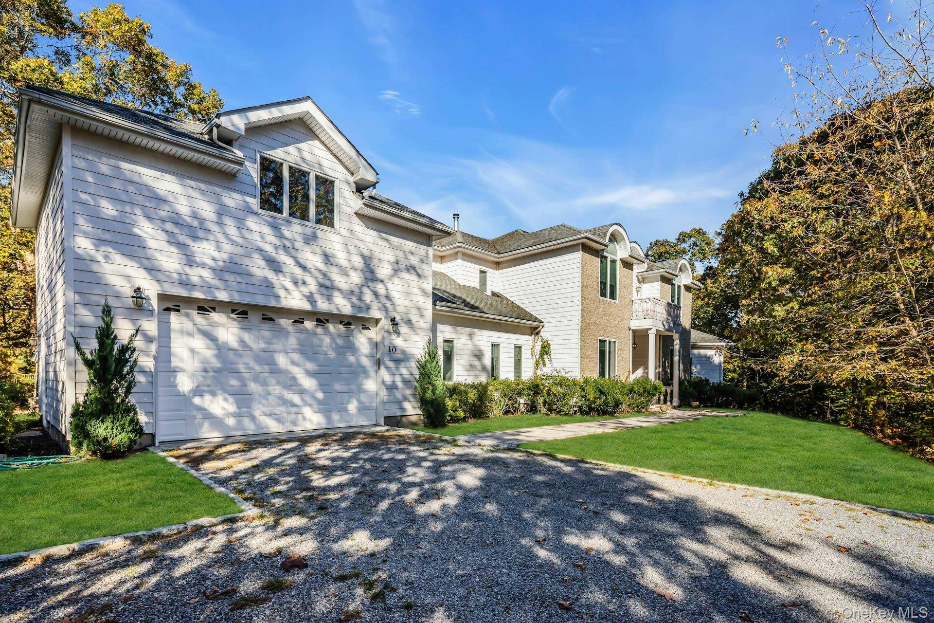 10 Bay Woods DR, Hampton Bays, NY 11946