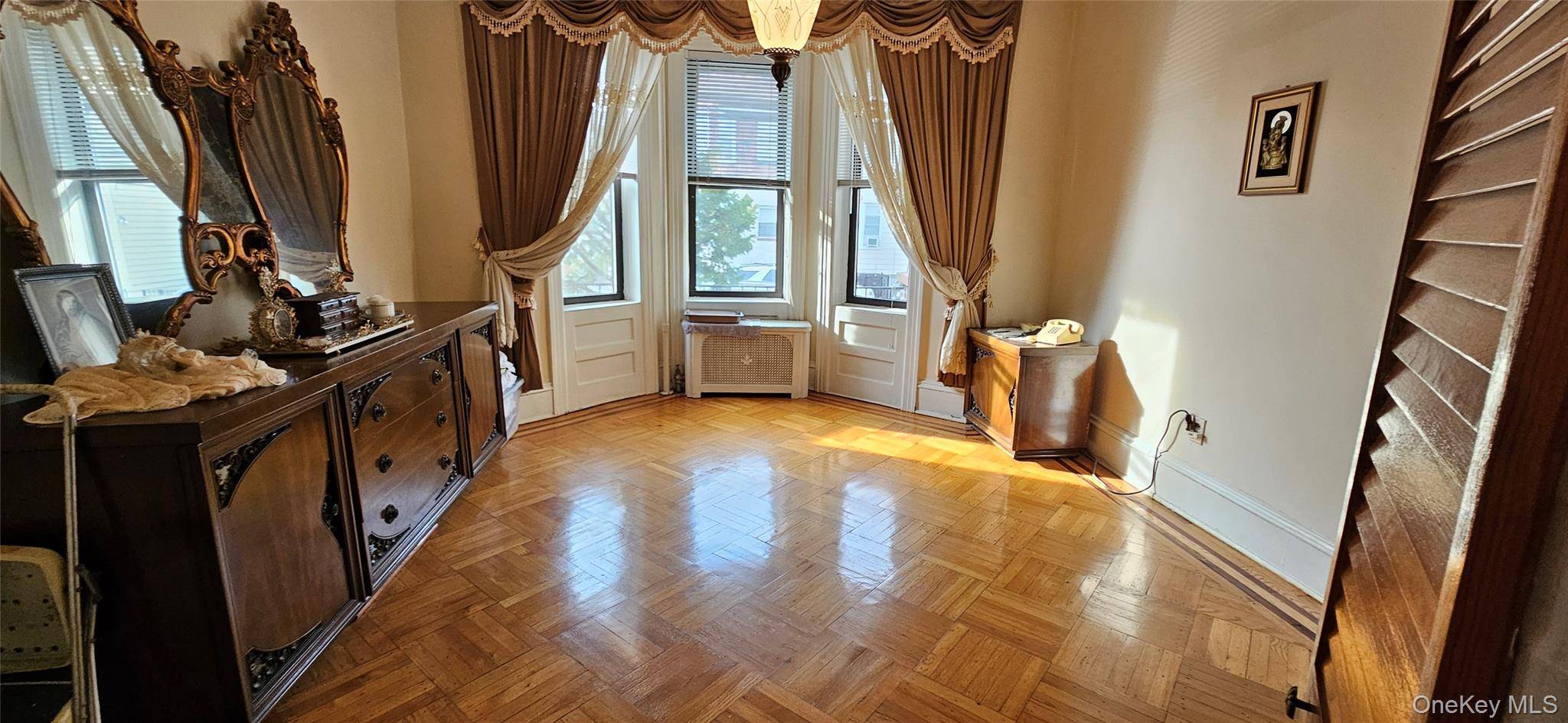 68-09 79 ST, Middle Village, NY 11379
