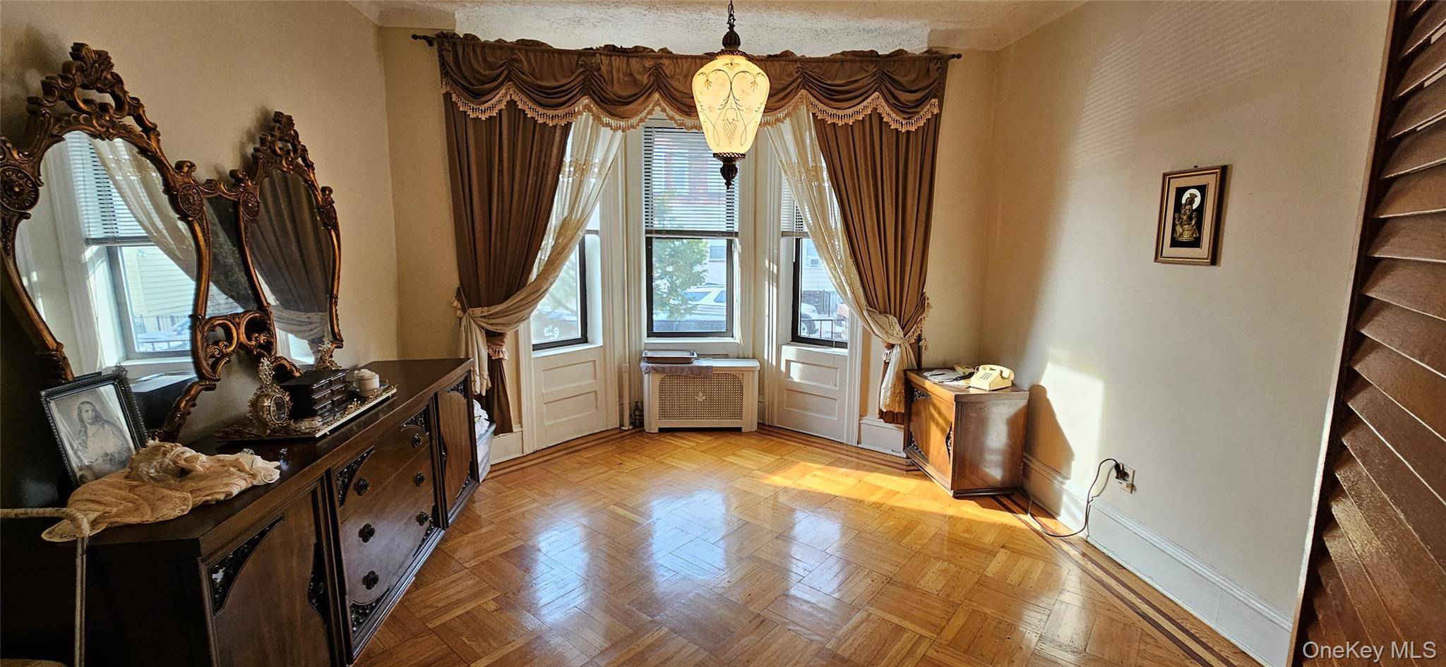 68-09 79 ST, Middle Village, NY 11379