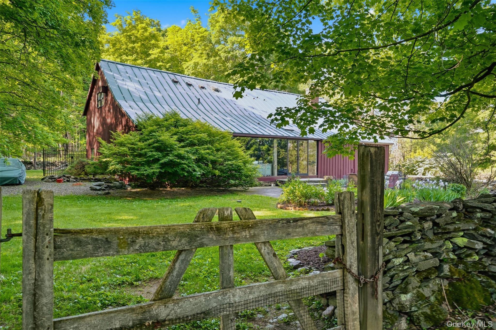 101 Drake RD, Pleasant Valley, NY 12569