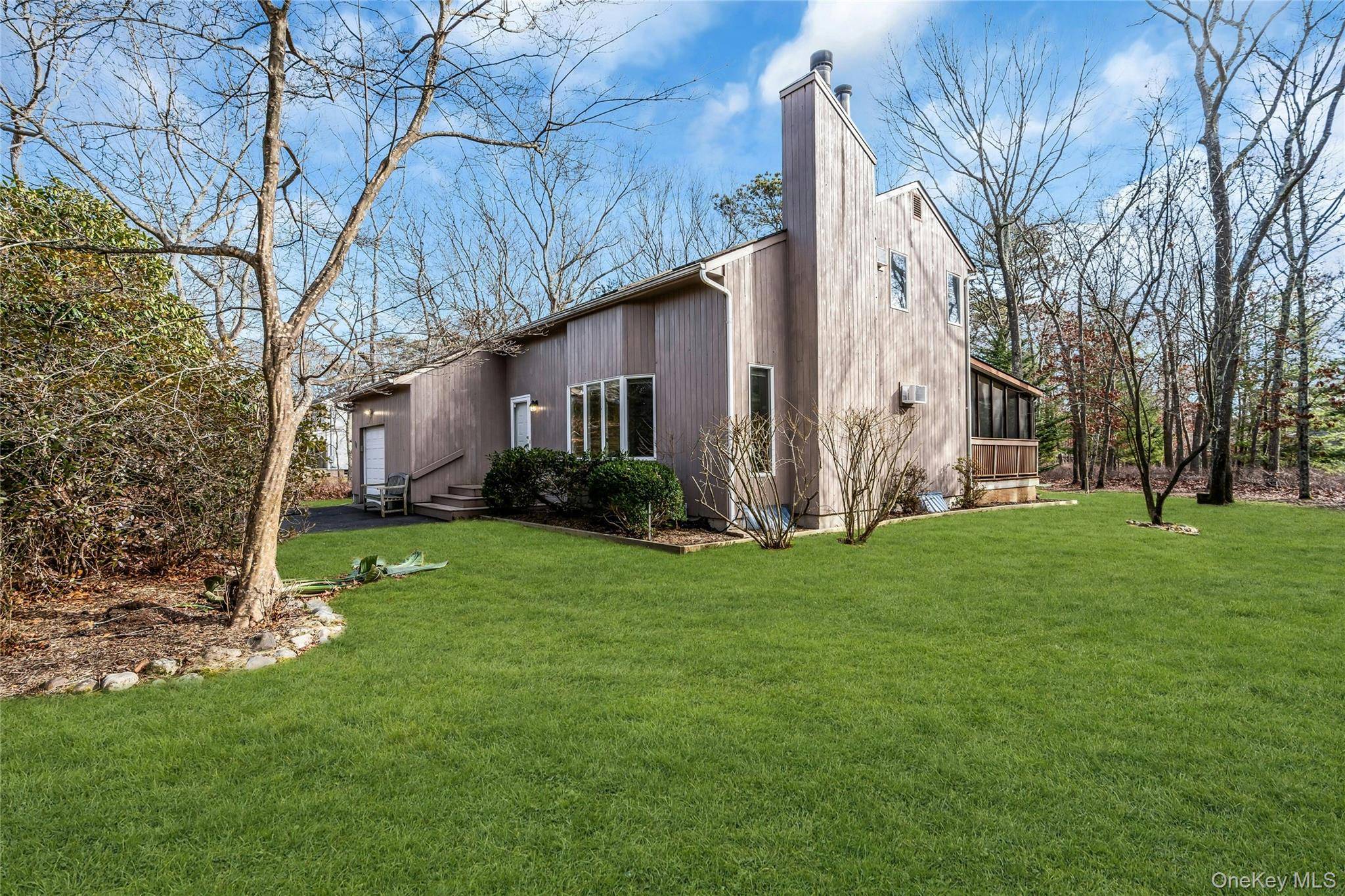 23 Bellows TER, Hampton Bays, NY 11946
