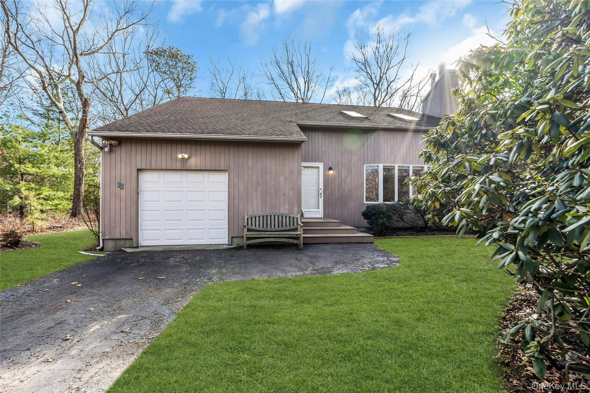 23 Bellows TER, Hampton Bays, NY 11946