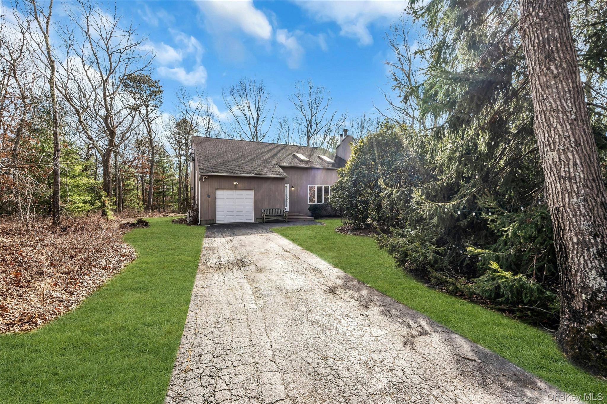 23 Bellows TER, Hampton Bays, NY 11946