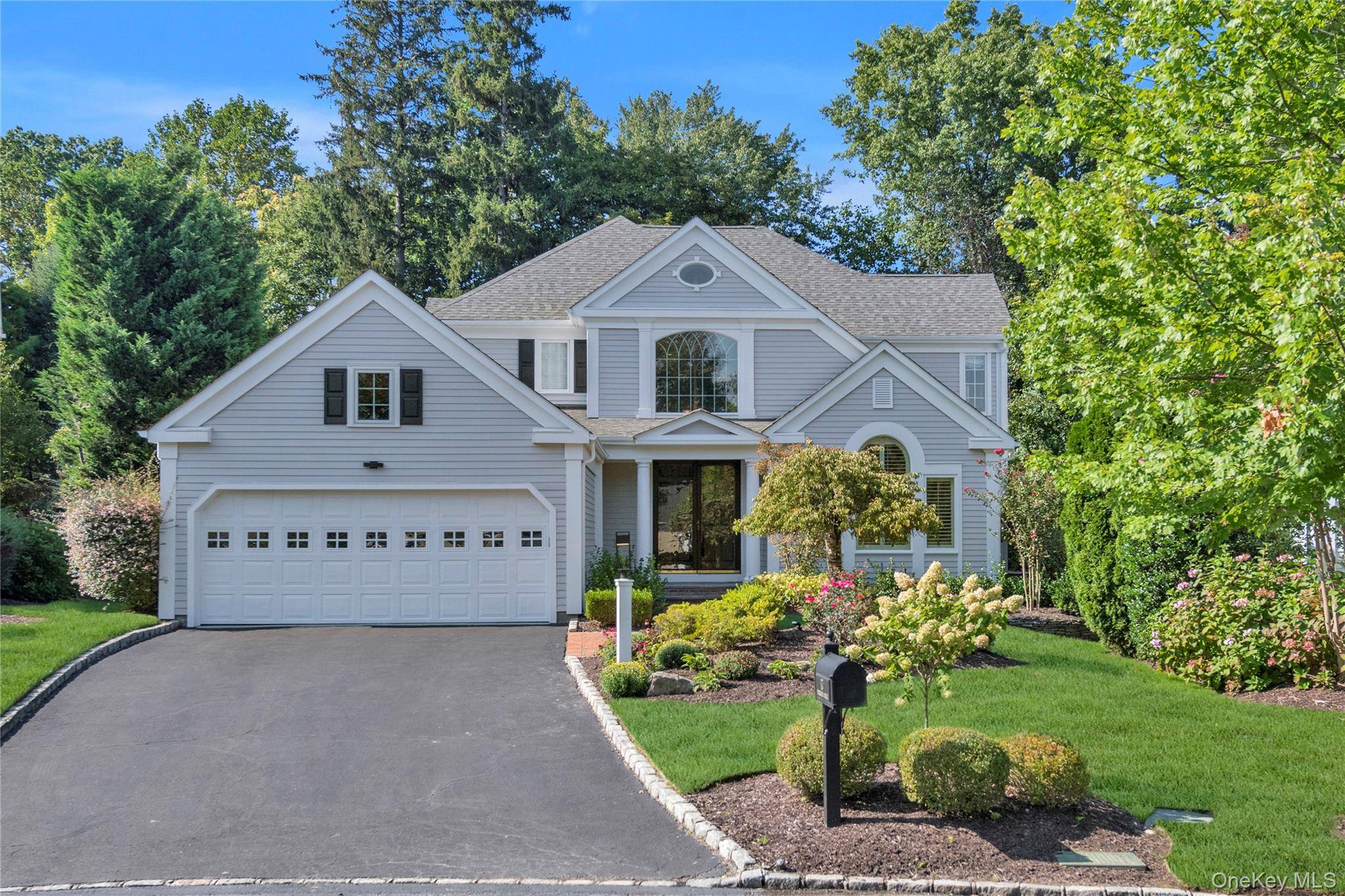 17 Evergreen CIR, Manhasset, NY 11030