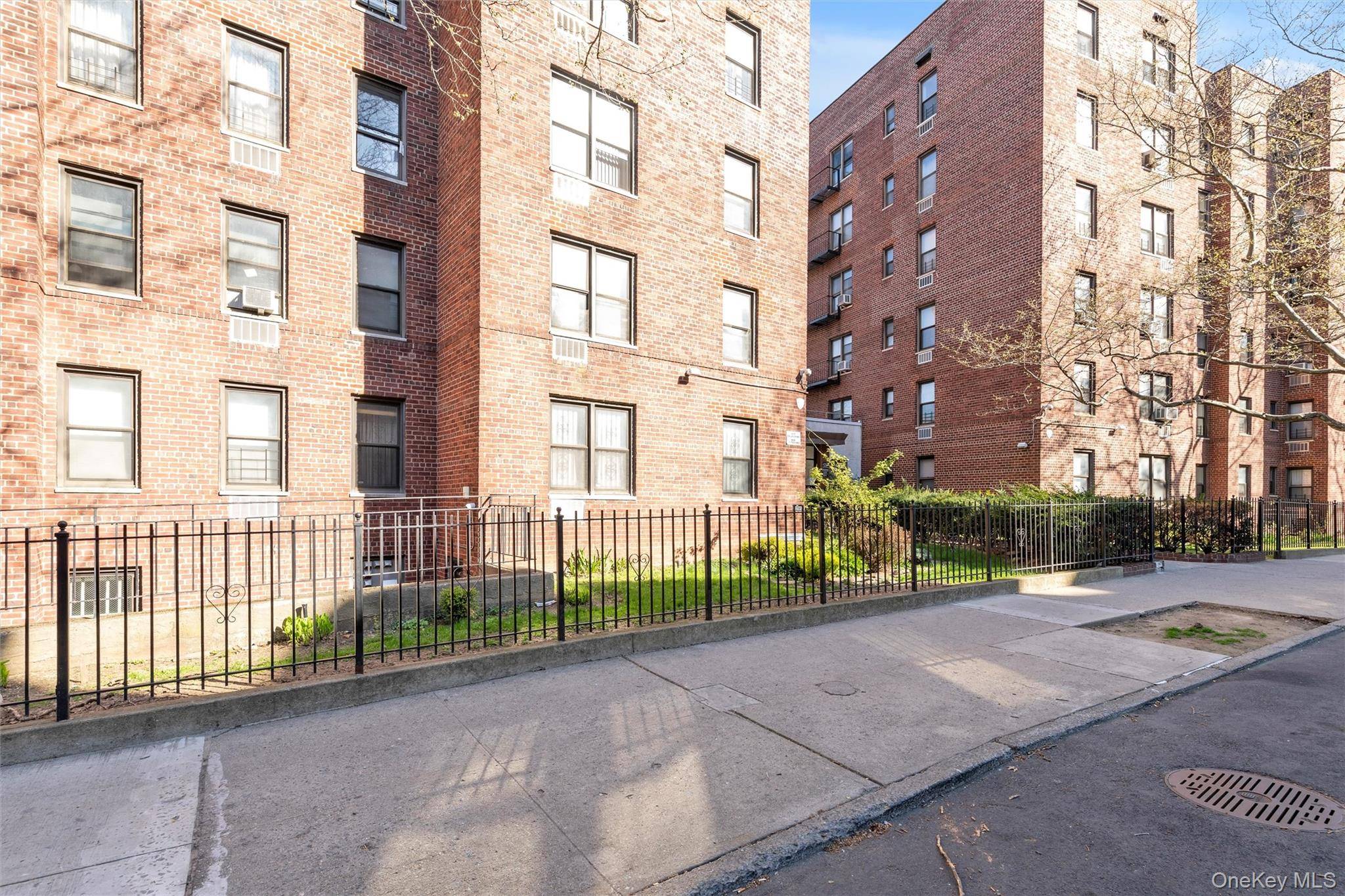141-05 Pershing CRES #202, Briarwood, NY 11432