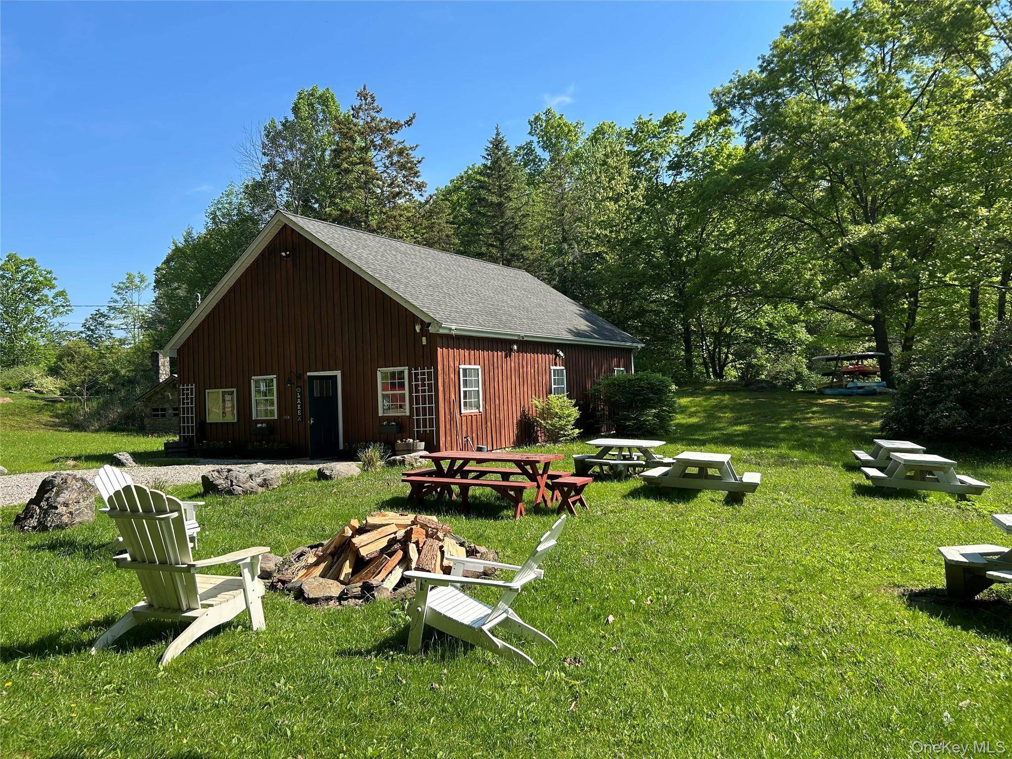 20 Hickory LN, Pawling, NY 12564
