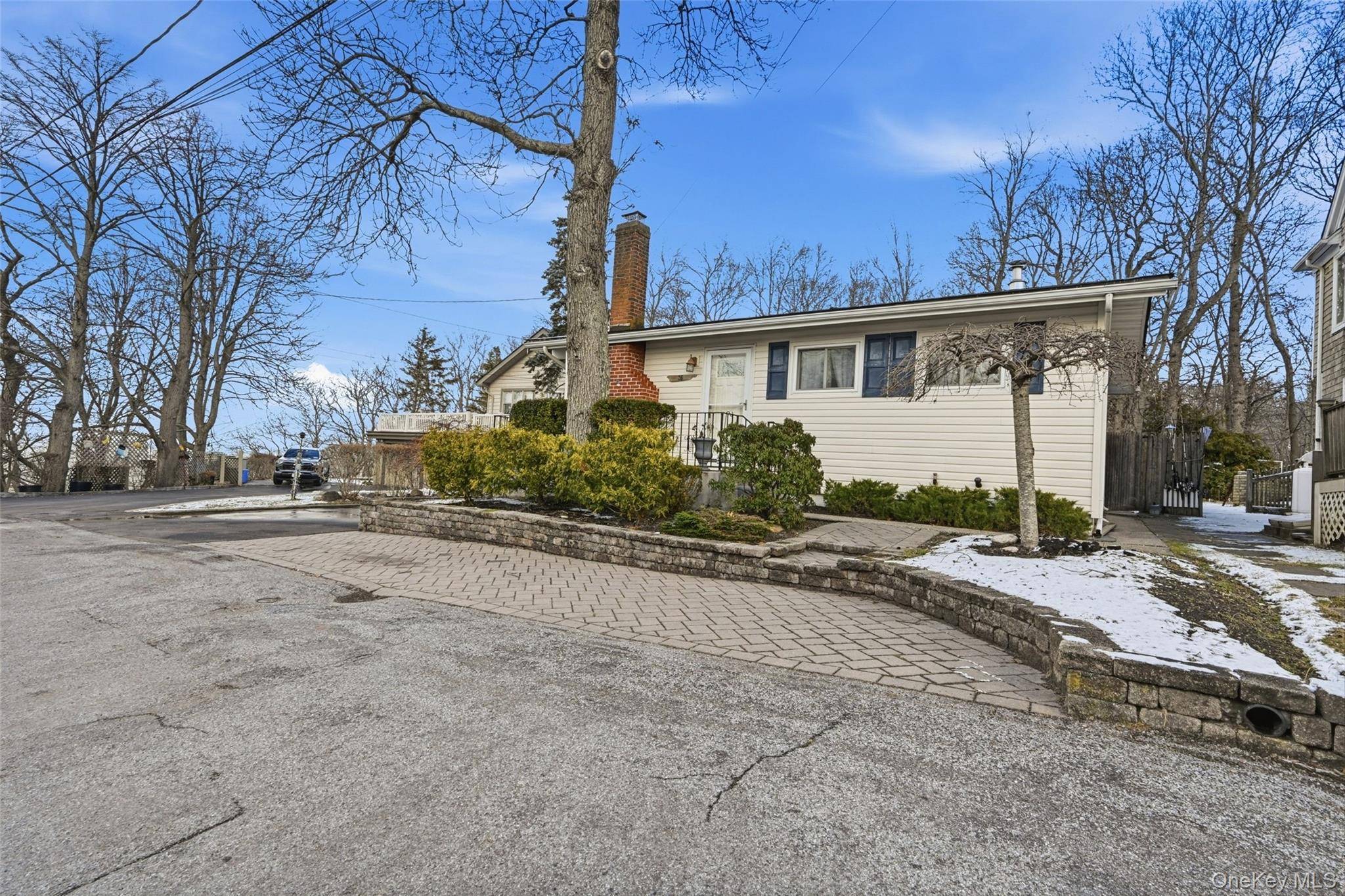 36 Oak LN, Wading River, NY 11792