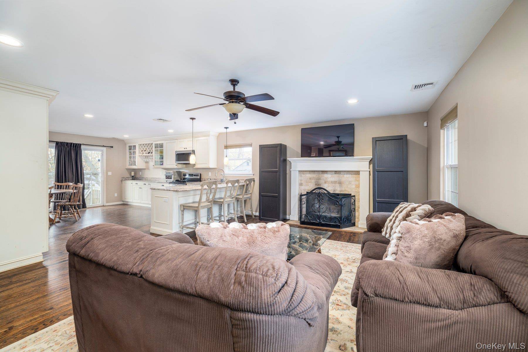 12 Summit ST, East Patchogue, NY 11772