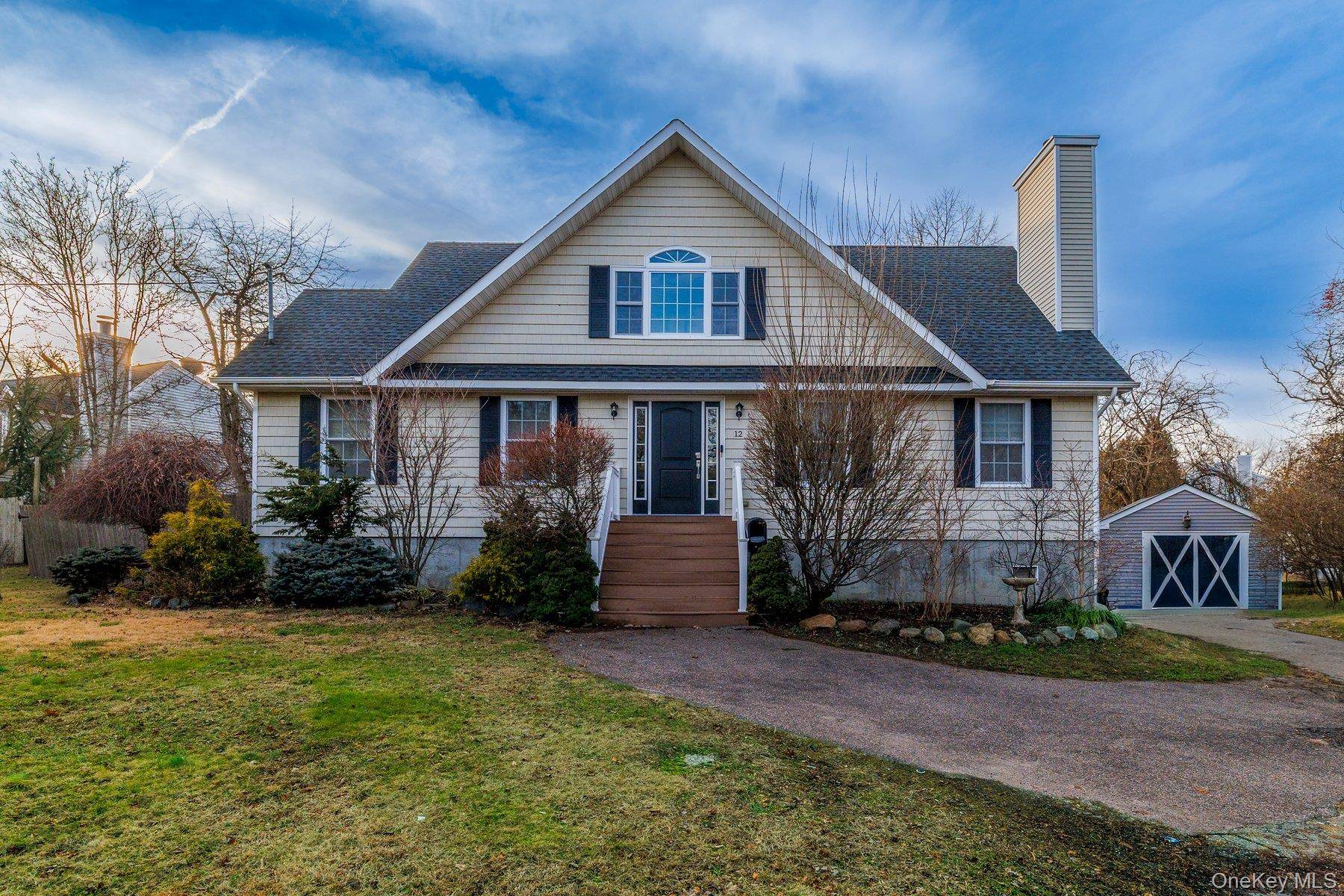 12 Summit ST, East Patchogue, NY 11772