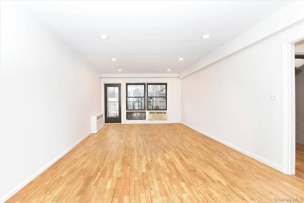 15 HILL PARK AVE #1-L, Great Neck Plaza, NY 11021