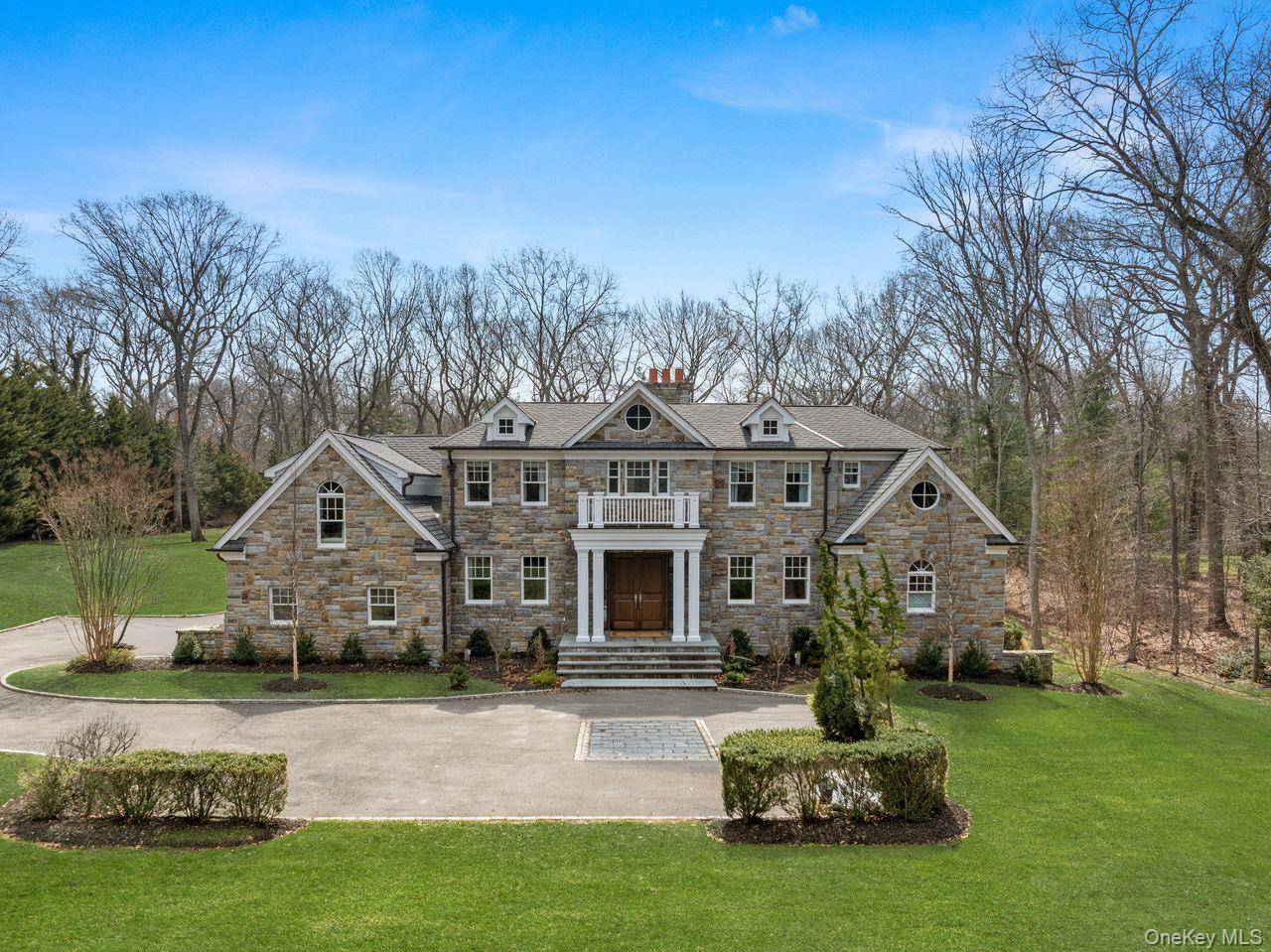27 Victorian LN, Brookville, NY 11545