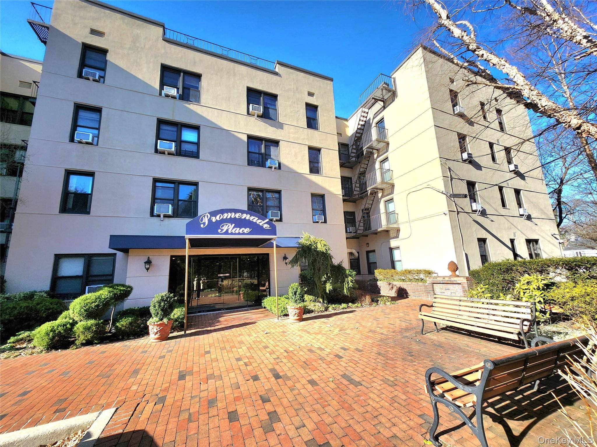 11 Wooleys LN #2E, Great Neck, NY 11023