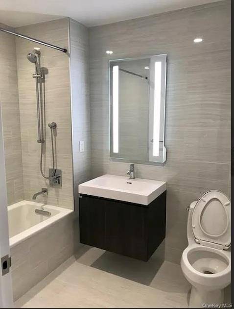 131-05 40th RD #16S, Flushing, NY 11354