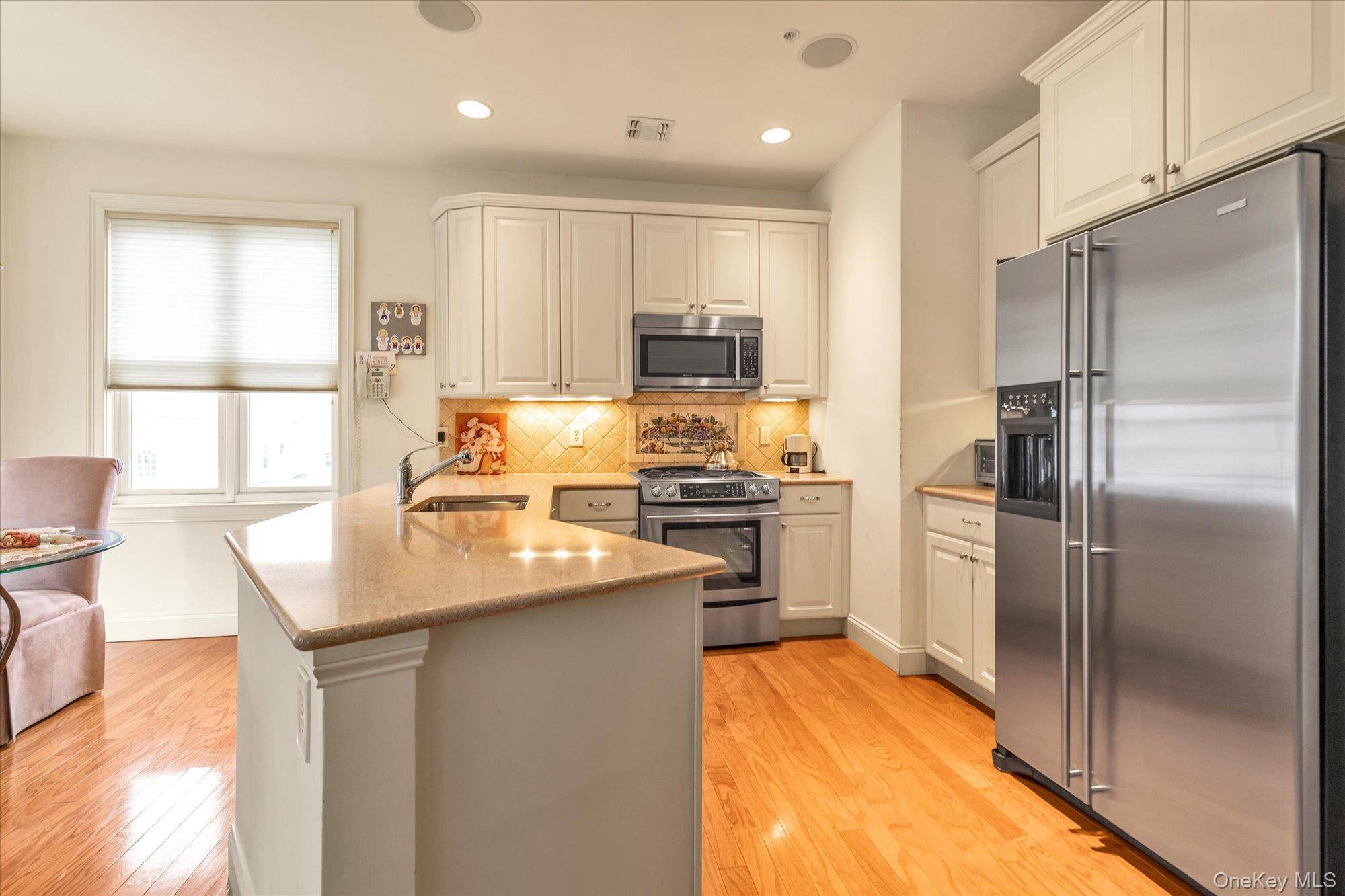 568 Pacing WAY #568, Westbury, NY 11590