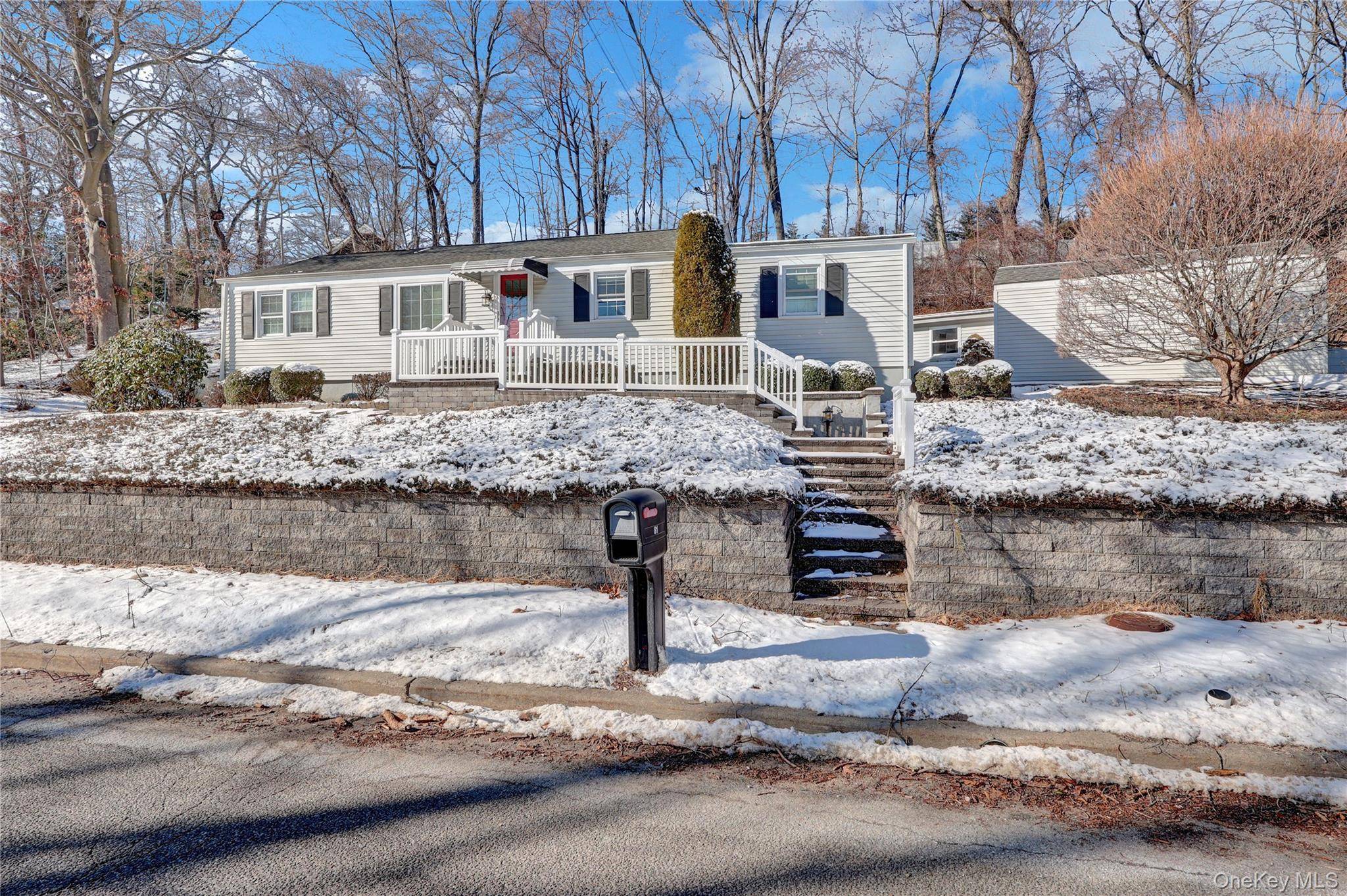 81 Oakside RD, Smithtown, NY 11787