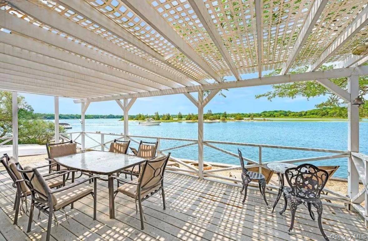 286 Towd Point RD, Southampton, NY 11968