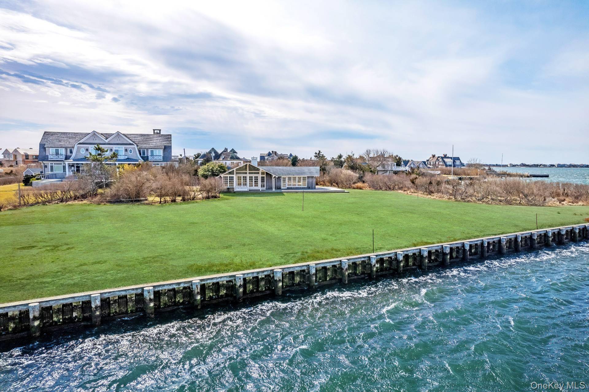 1 Waters Edge DR, Quogue, NY 11959