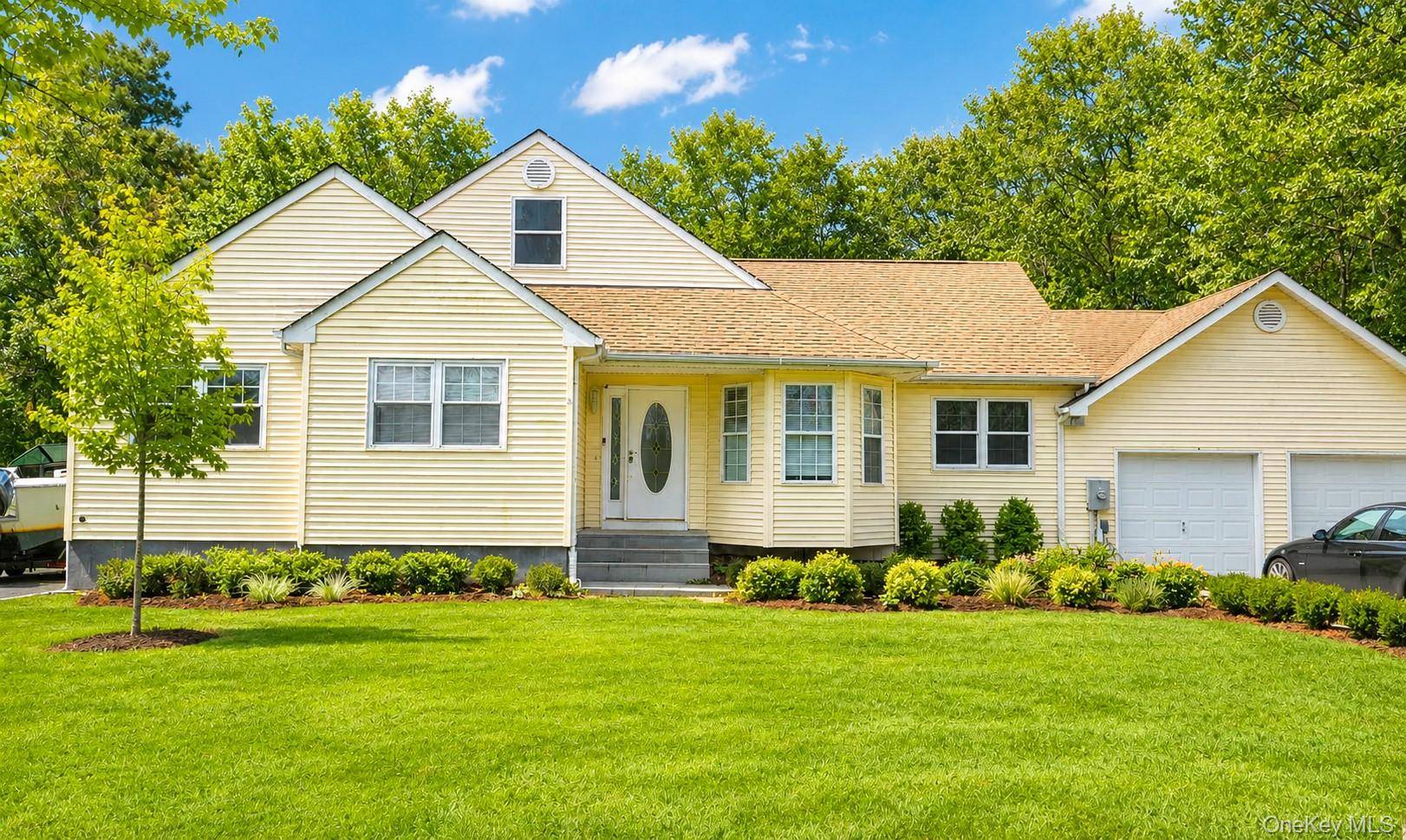 4 Manor Hills DR, Manorville, NY 11949