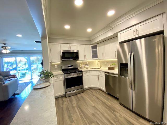 105 Westwood DR #125, Westbury, NY 11590