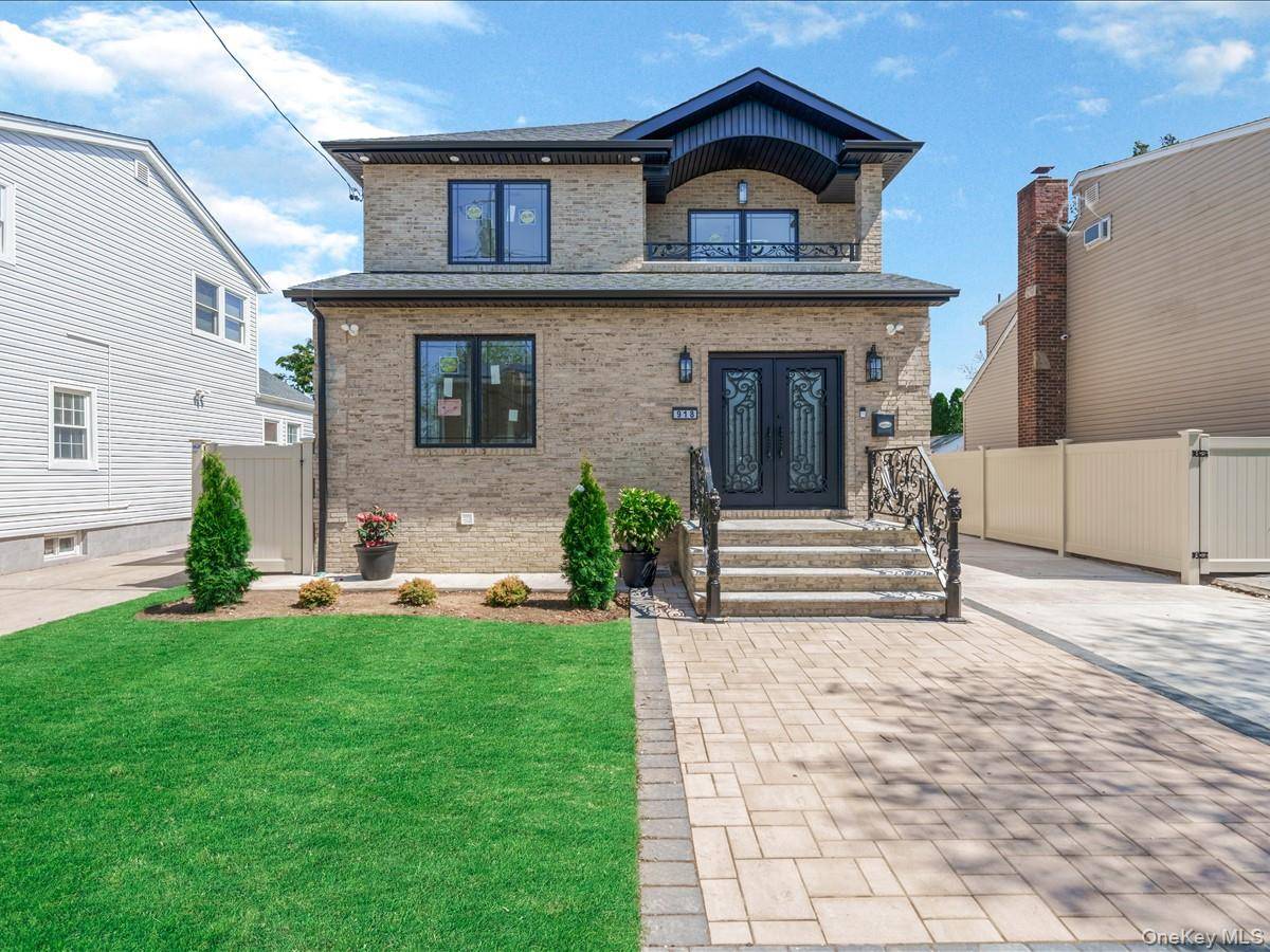 918 N 6th ST, North New Hyde Park, NY 11040