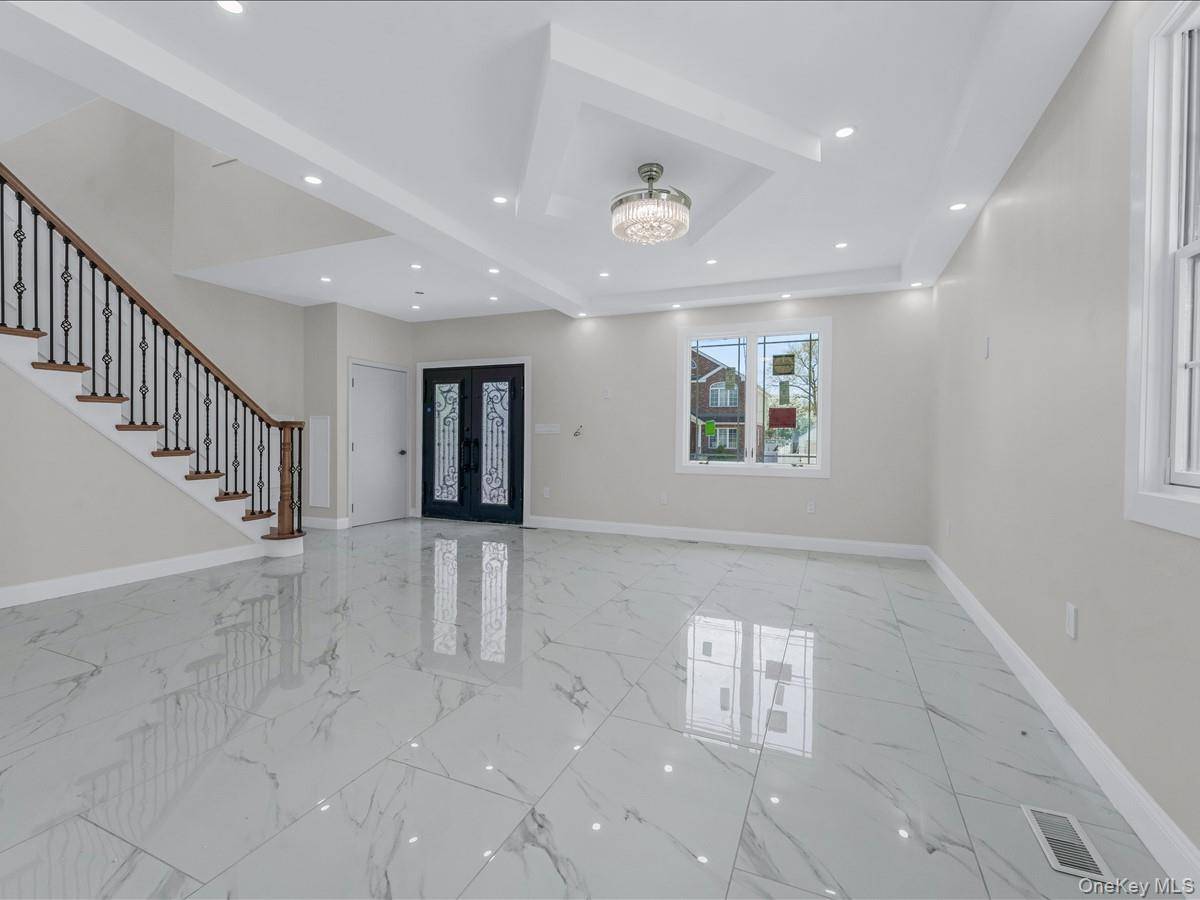 918 N 6th ST, North New Hyde Park, NY 11040