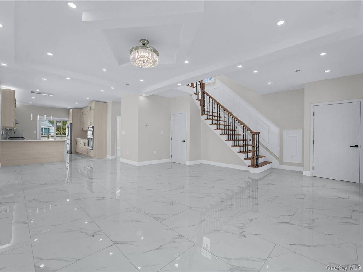 918 N 6th ST, North New Hyde Park, NY 11040
