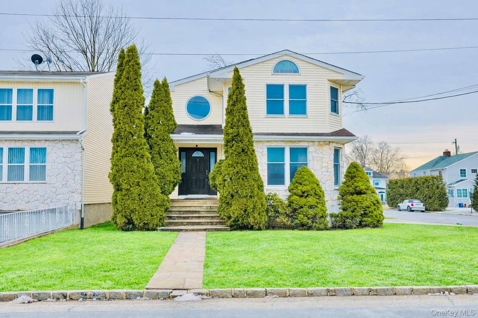 74 Bedford AVE, New Hyde Park, NY 11040