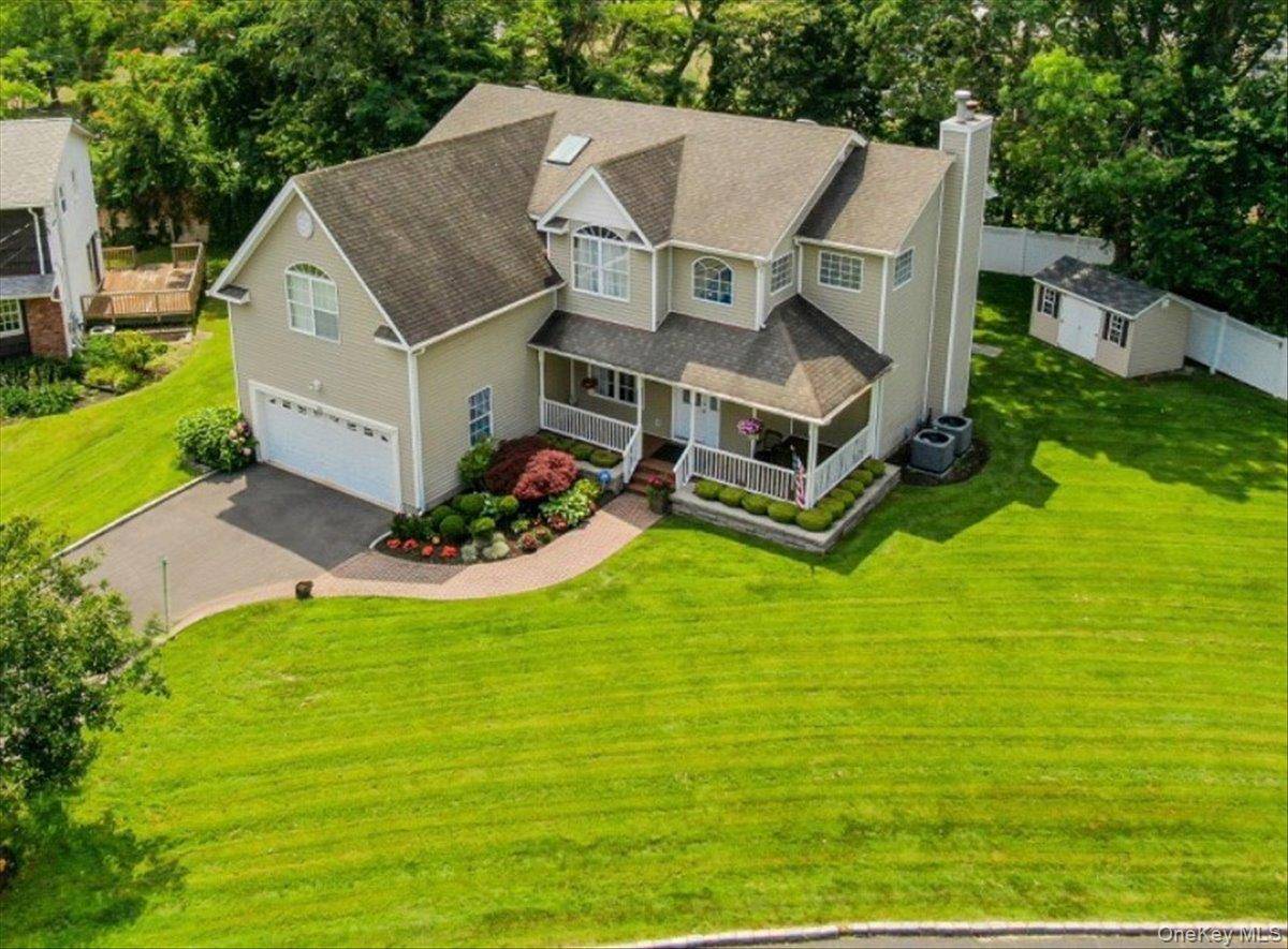 24 Ridge CT, Hauppauge, NY 11788