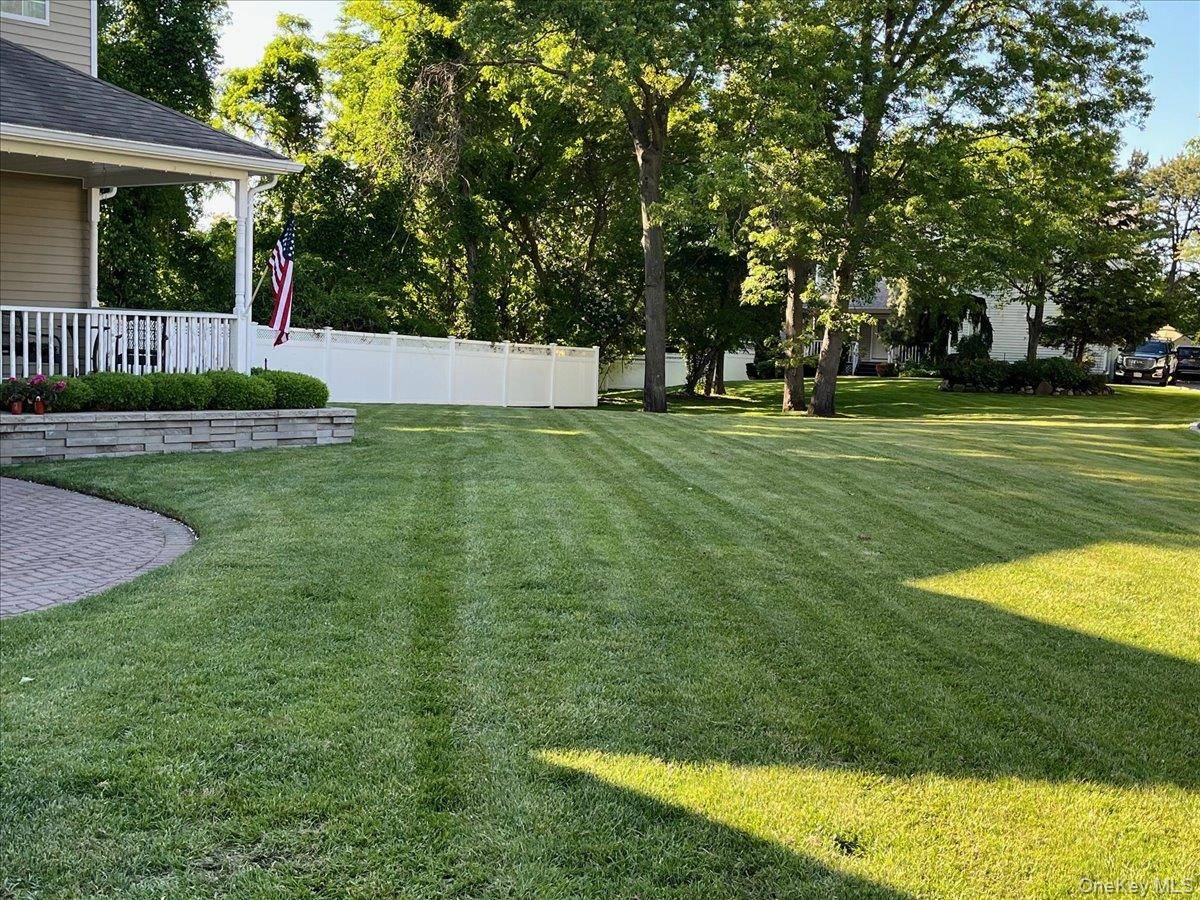 24 Ridge CT, Hauppauge, NY 11788