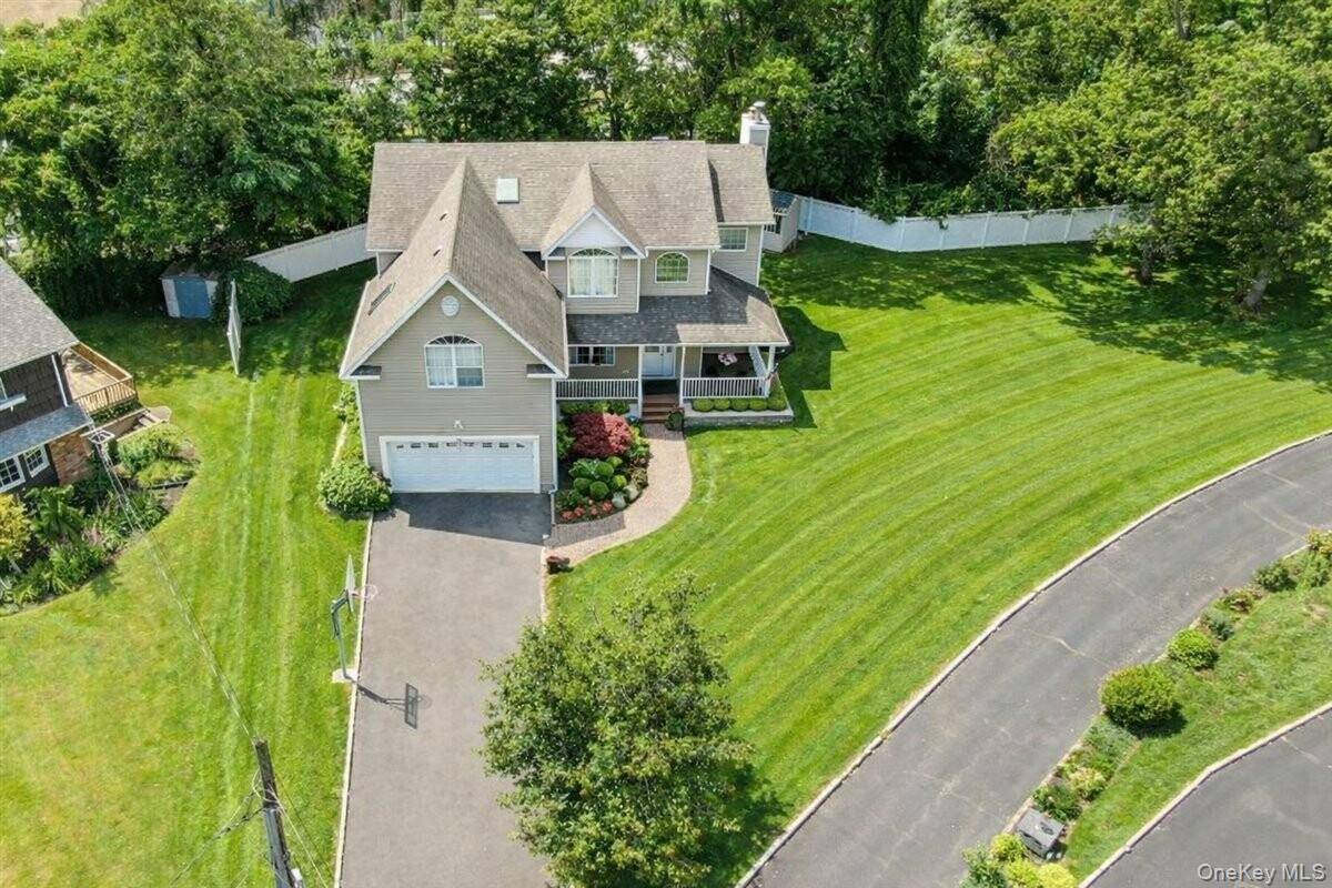 24 Ridge CT, Hauppauge, NY 11788