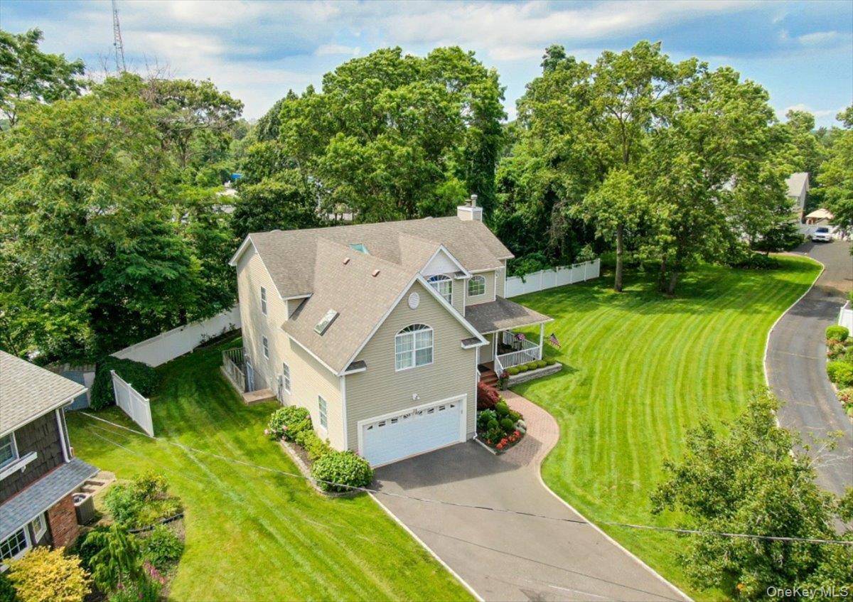 24 Ridge CT, Hauppauge, NY 11788