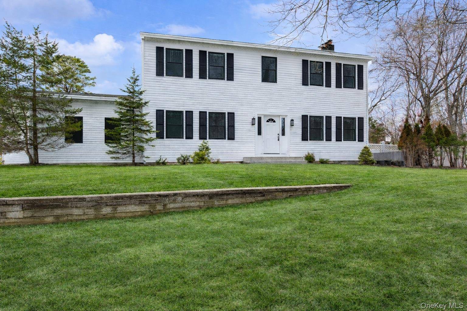 34 Starboard RD, Hampton Bays, NY 11946