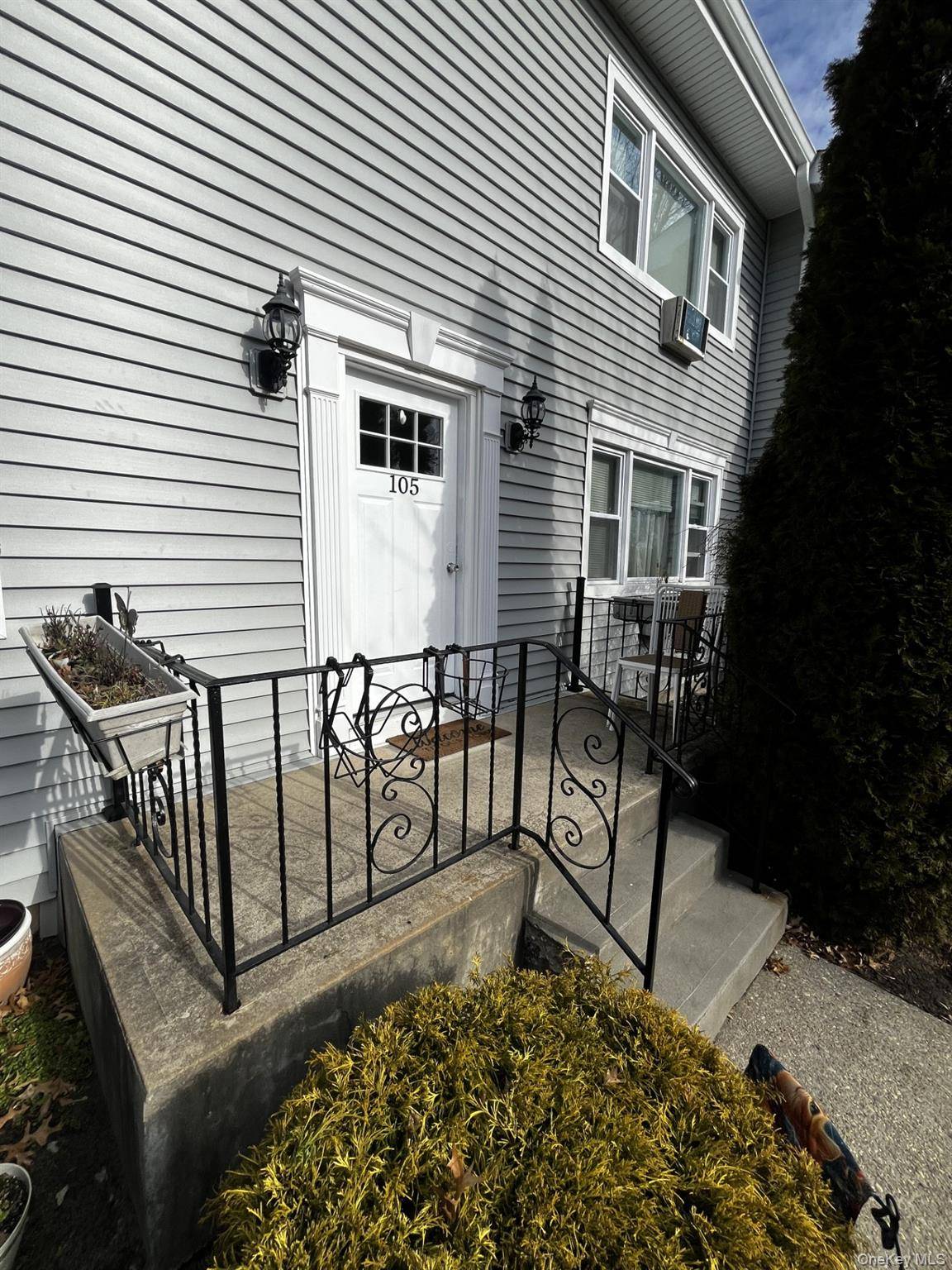 105 Finch LN #1B, Islip, NY 11751