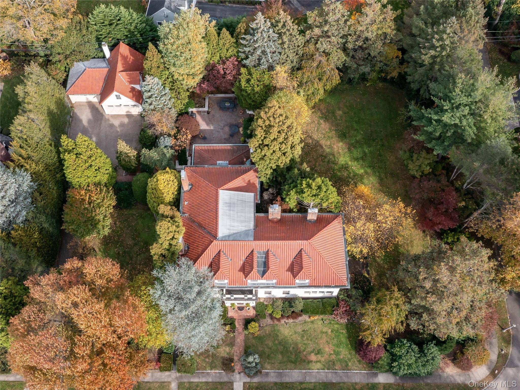 64 Plandome CT, Manhasset, NY 11030