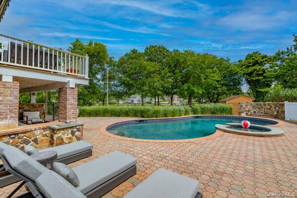 27 W Tiana RD, Hampton Bays, NY 11946