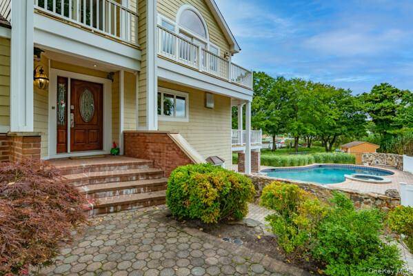 27 W Tiana RD, Hampton Bays, NY 11946