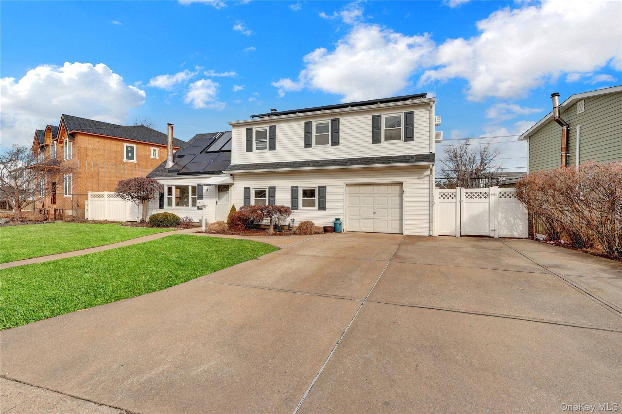 31 Bluespruce RD, Levittown, NY 11756