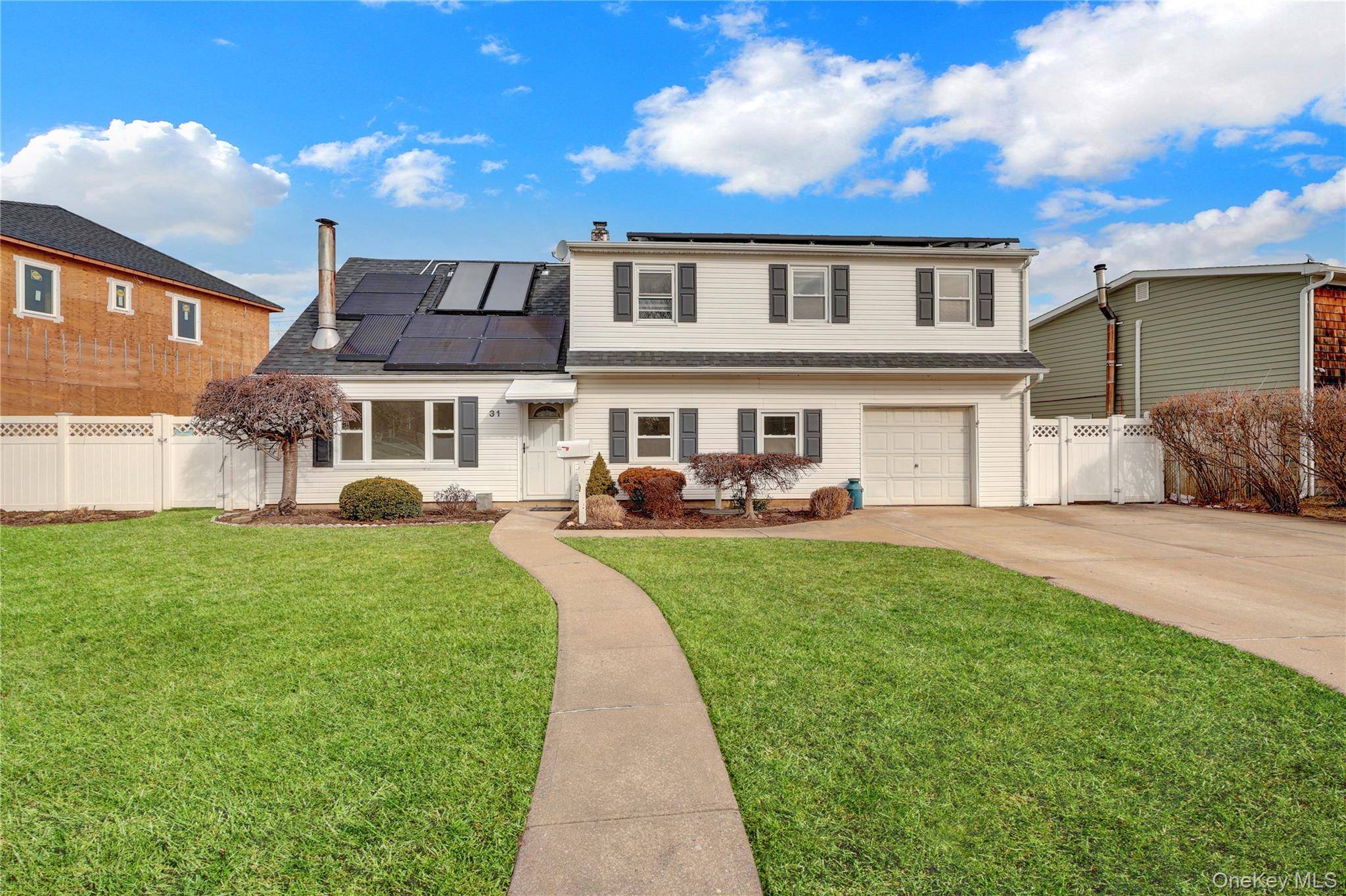 31 Bluespruce RD, Levittown, NY 11756