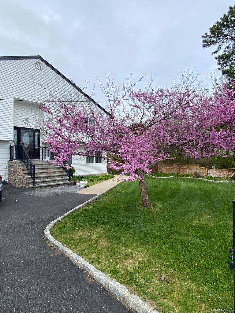 55 Parkway AVE, Amityville, NY 11701