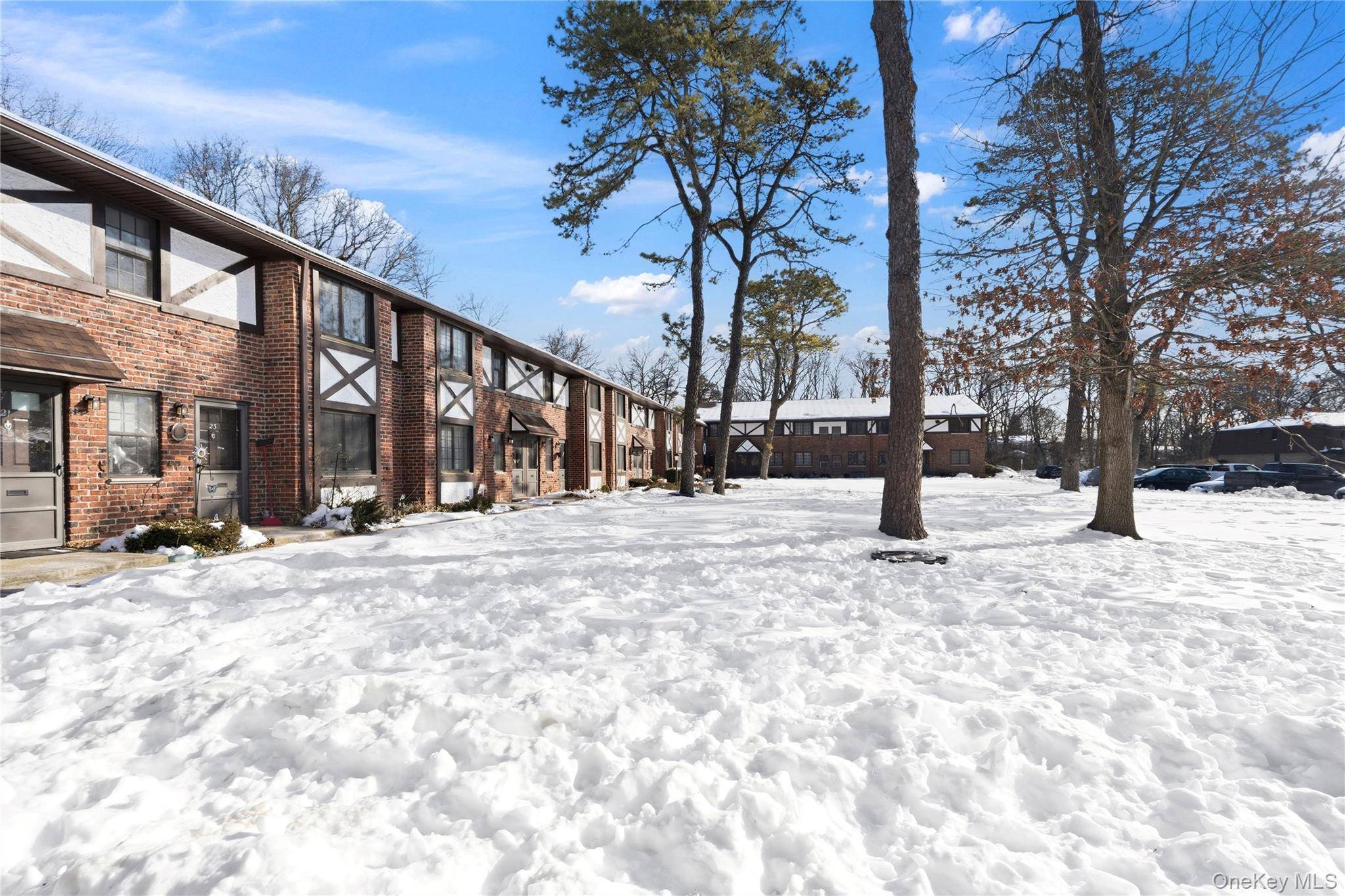 19 Newbrook #19, Bay Shore, NY 11706