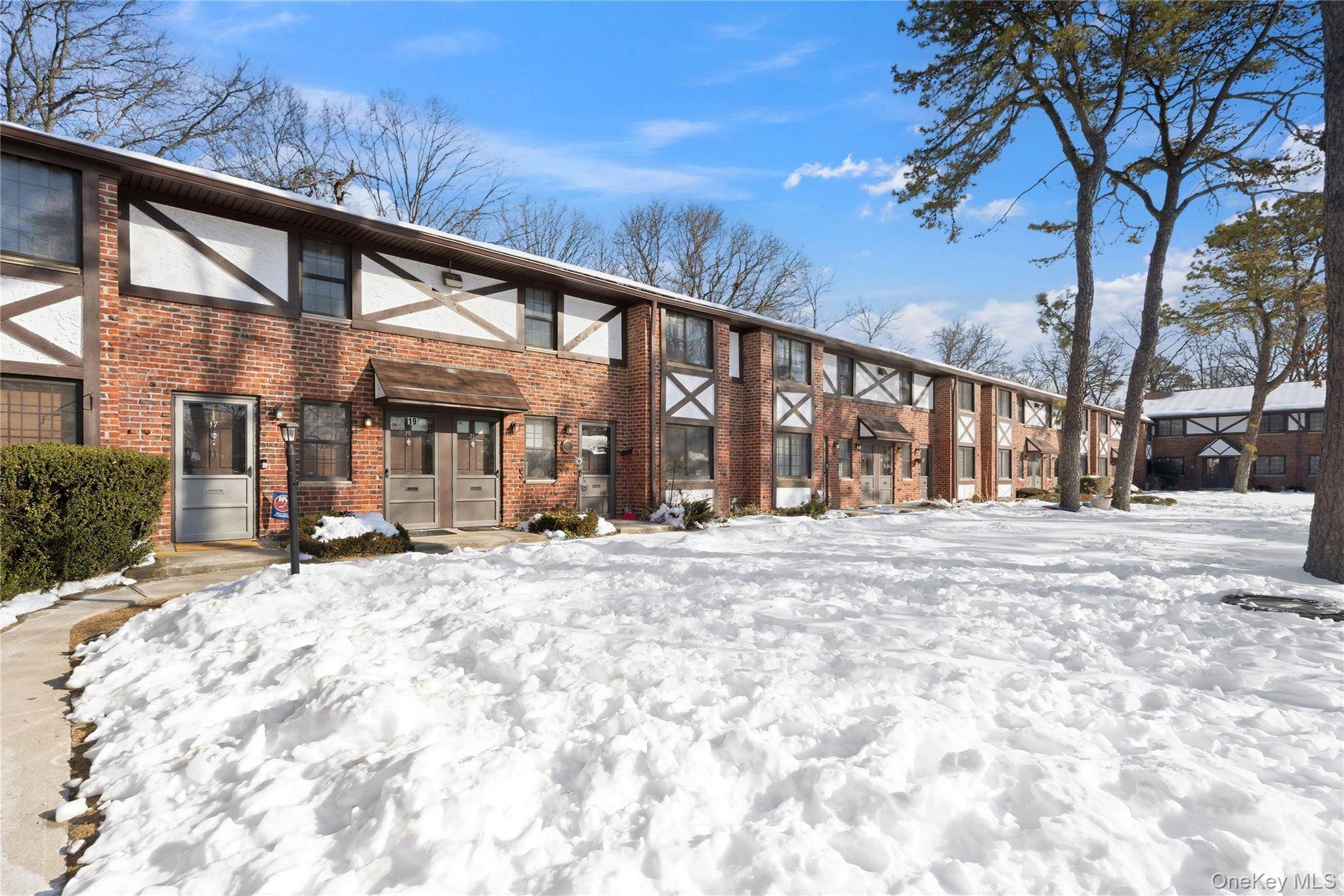 19 Newbrook #19, Bay Shore, NY 11706